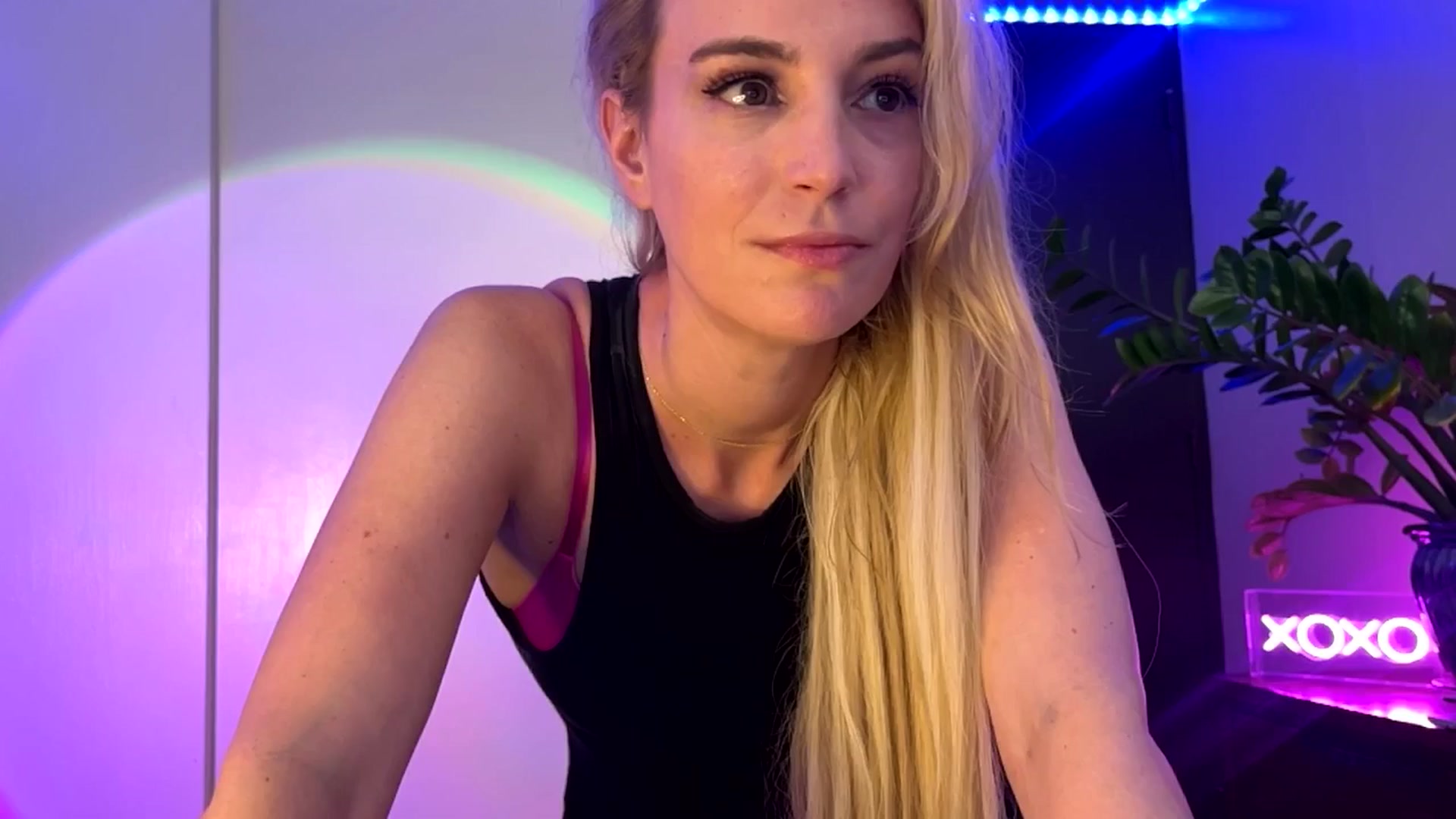 Gallery image thumbnail from JaneAllDay's myfreecams stream on, 05/04/2024, 03:02 image 15 of 20