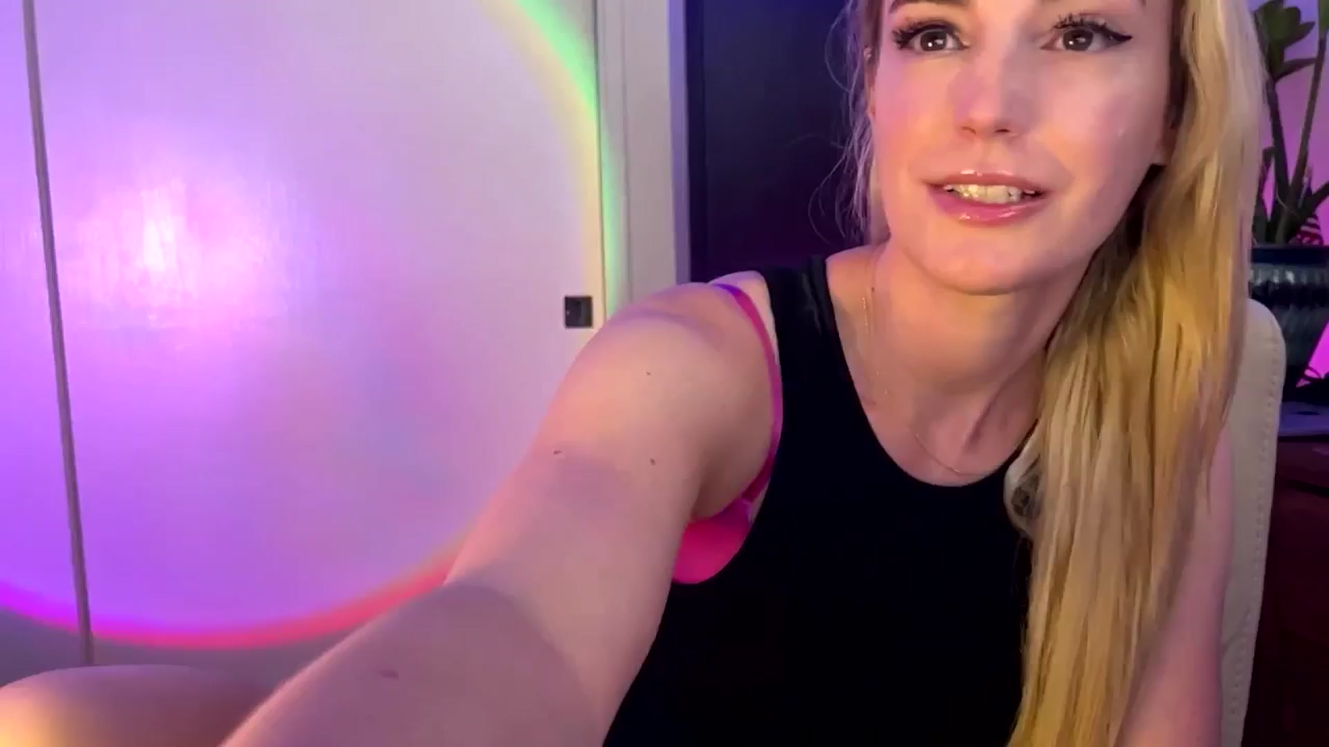 Gallery image thumbnail from JaneAllDay's myfreecams stream on, 05/04/2024, 03:02 image 17 of 20