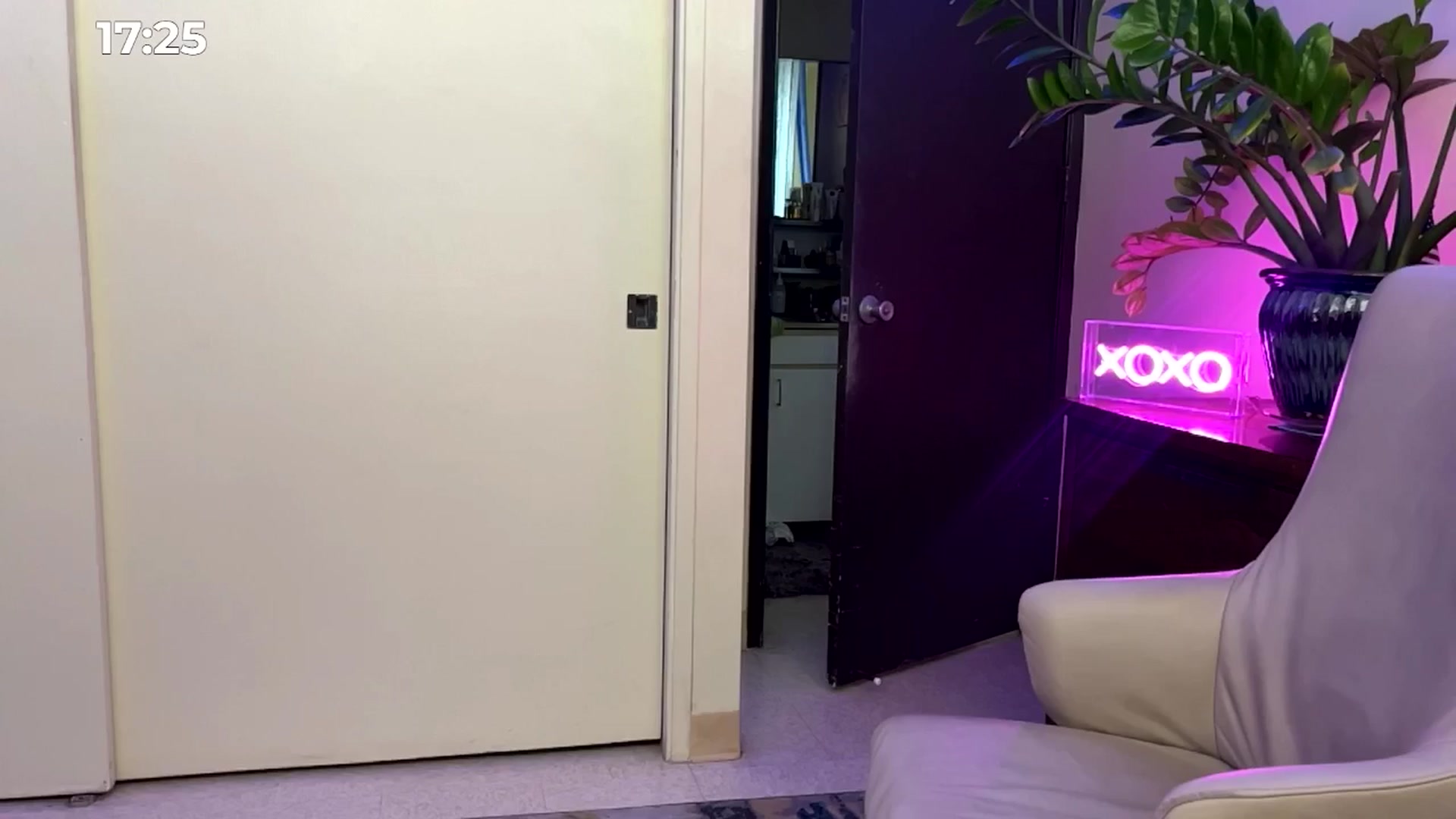 Gallery image thumbnail from JaneAllDay's myfreecams stream on, 05/13/2024, 03:27 image 10 of 20