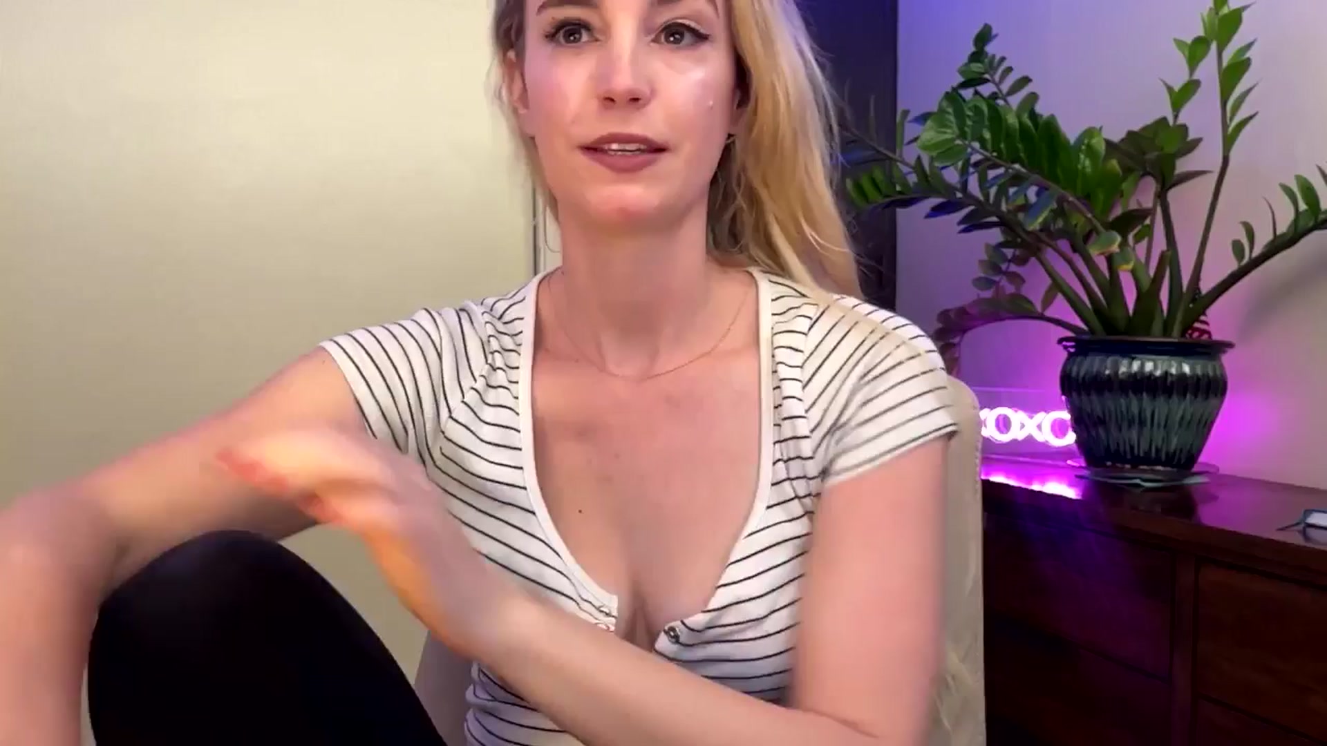 Gallery image thumbnail from JaneAllDay's myfreecams stream on, 05/14/2024, 04:30 image 7 of 20
