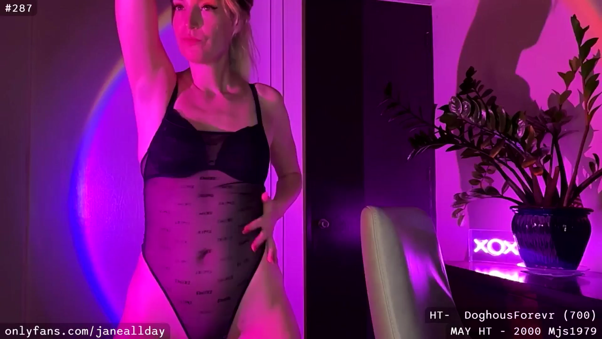 Gallery image thumbnail from JaneAllDay's myfreecams stream on, 05/19/2024, 05:47 image 6 of 20