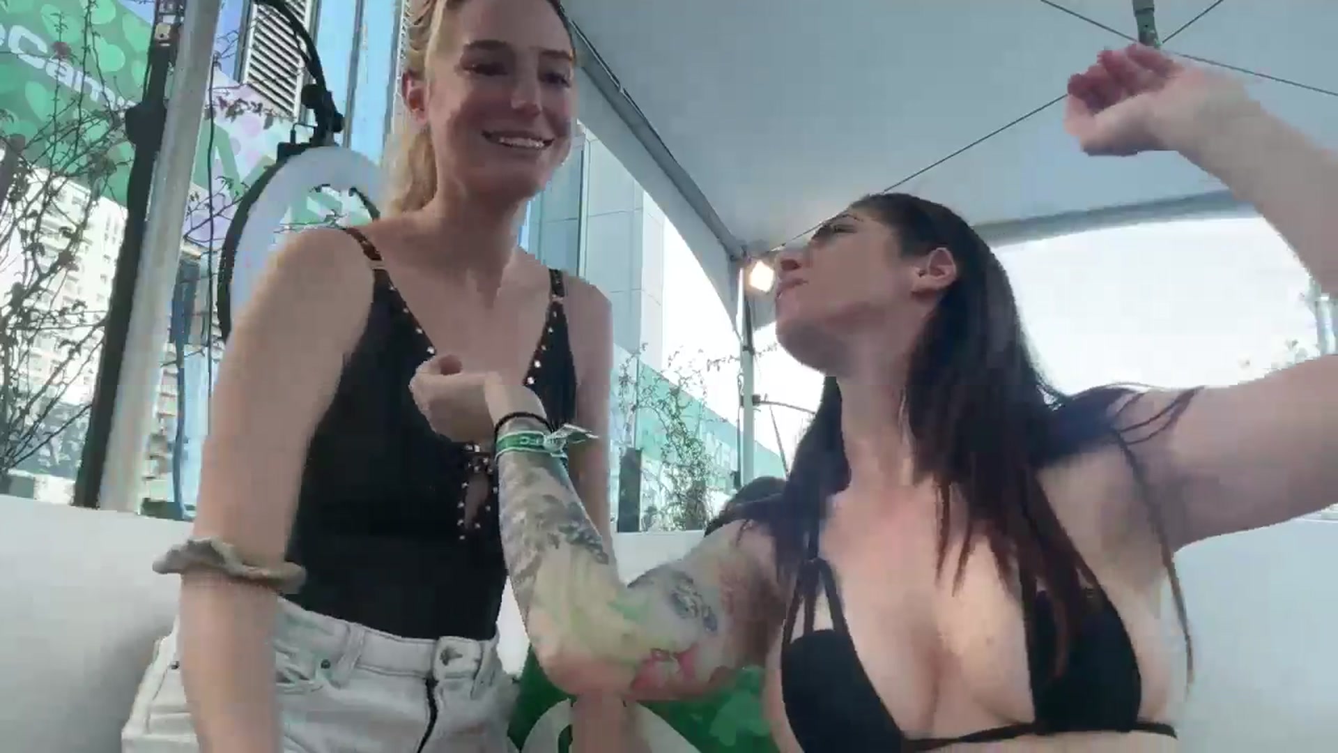 Gallery image thumbnail from JaneAllDay's myfreecams stream on, 05/22/2024, 01:01 image 16 of 20