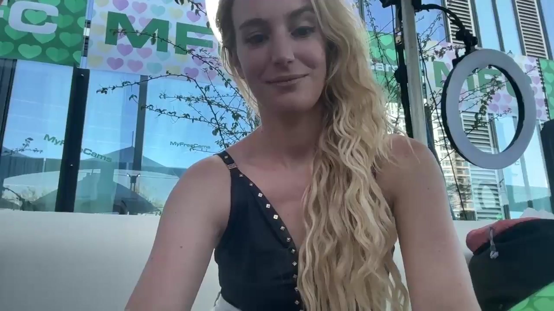 Gallery image thumbnail from JaneAllDay's myfreecams stream on, 05/22/2024, 01:01 image 6 of 20