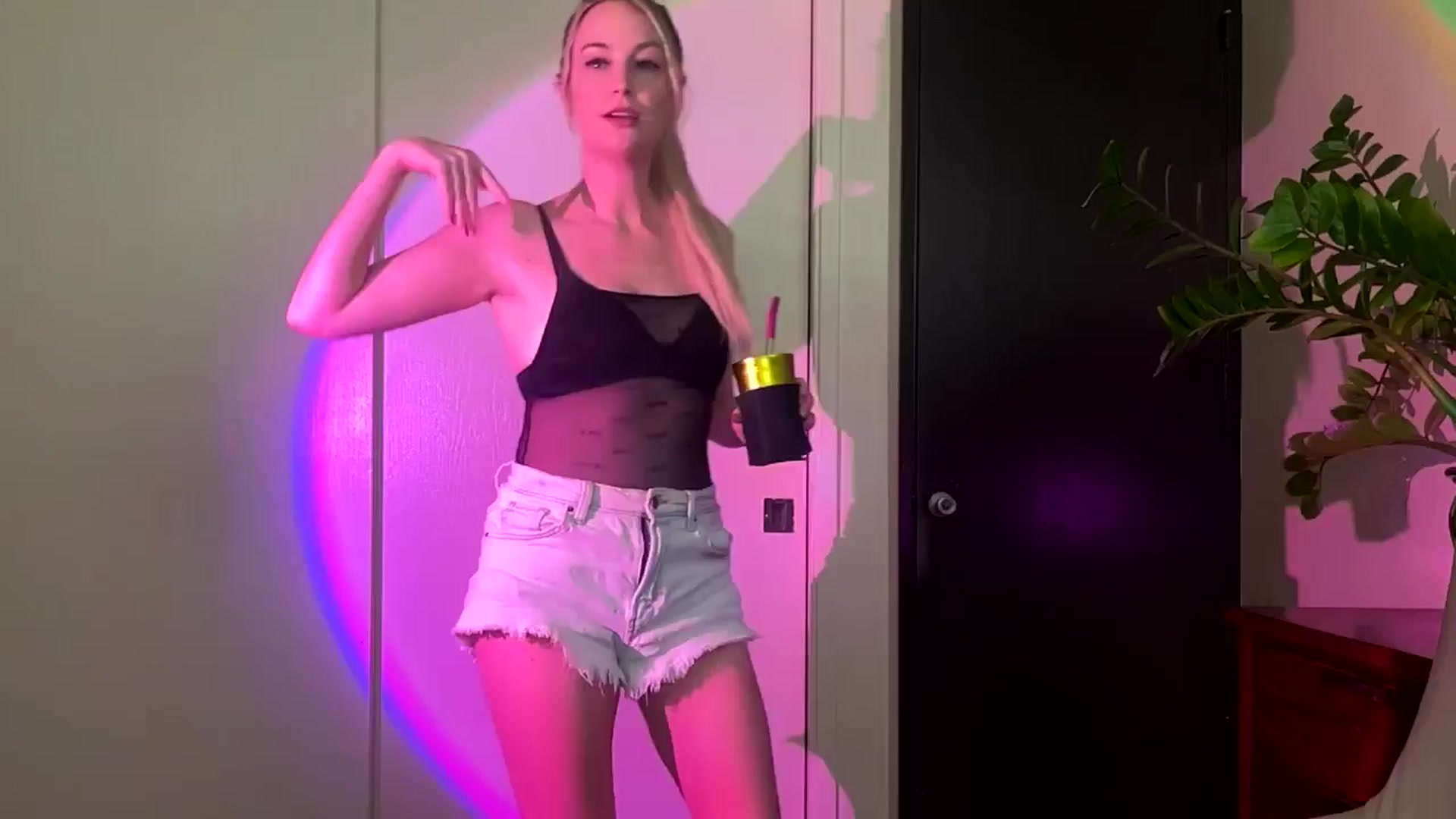 Gallery image thumbnail from JaneAllDay's myfreecams stream on, 06/04/2024, 04:09 image 4 of 20