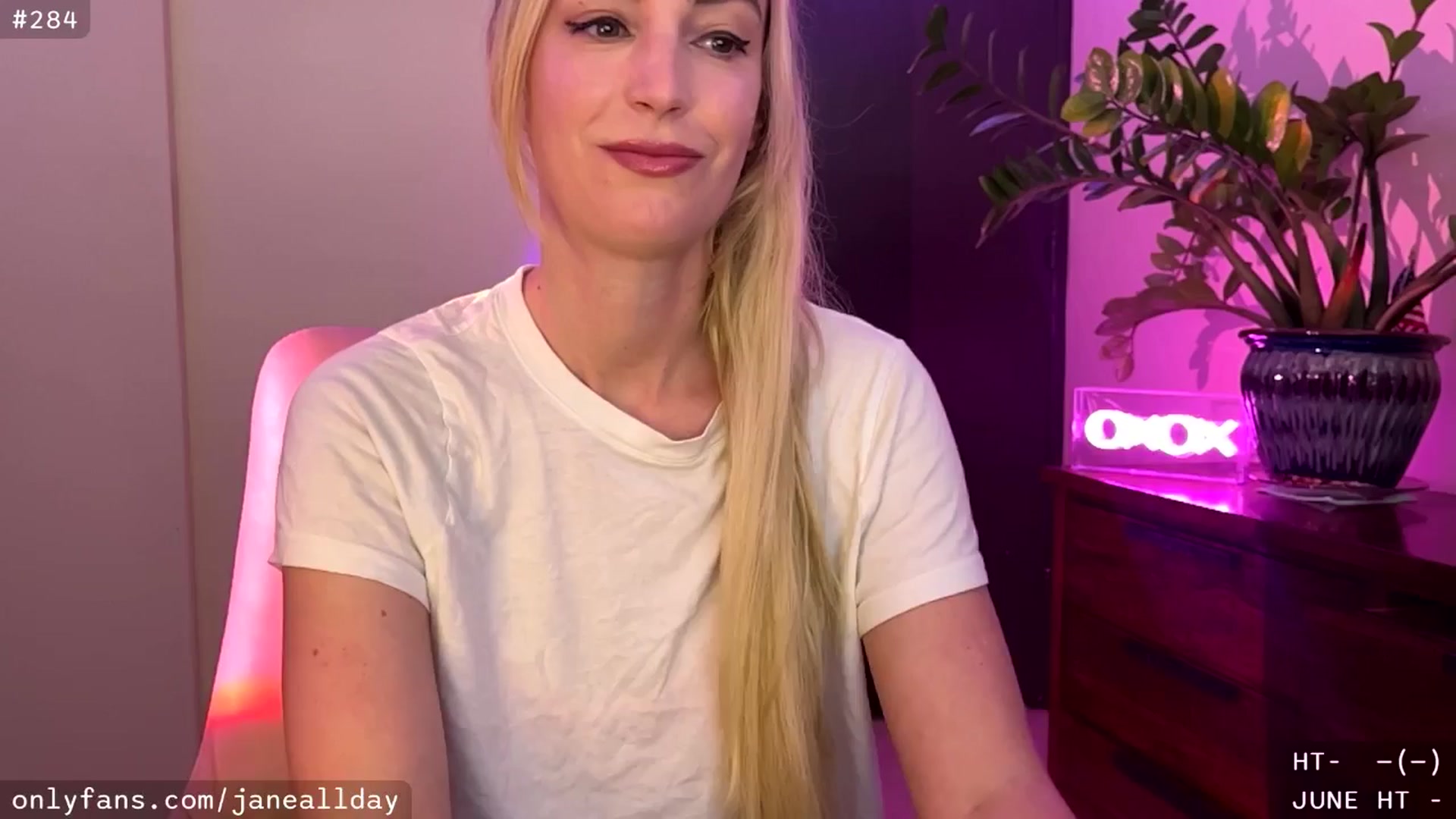 Gallery image thumbnail from JaneAllDay's myfreecams stream on, 06/05/2024, 03:46 image 1 of 20