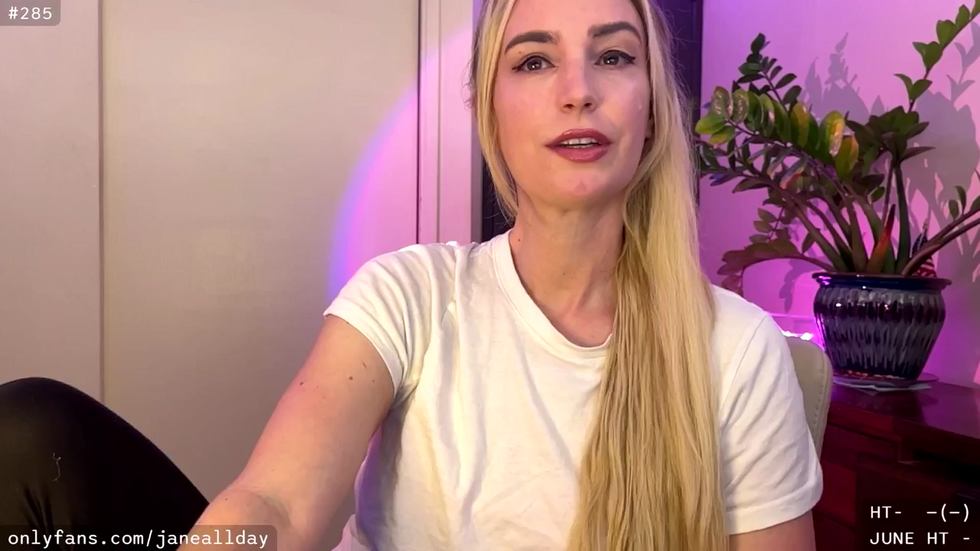 Gallery image thumbnail from JaneAllDay's myfreecams stream on, 06/05/2024, 03:46 image 7 of 20