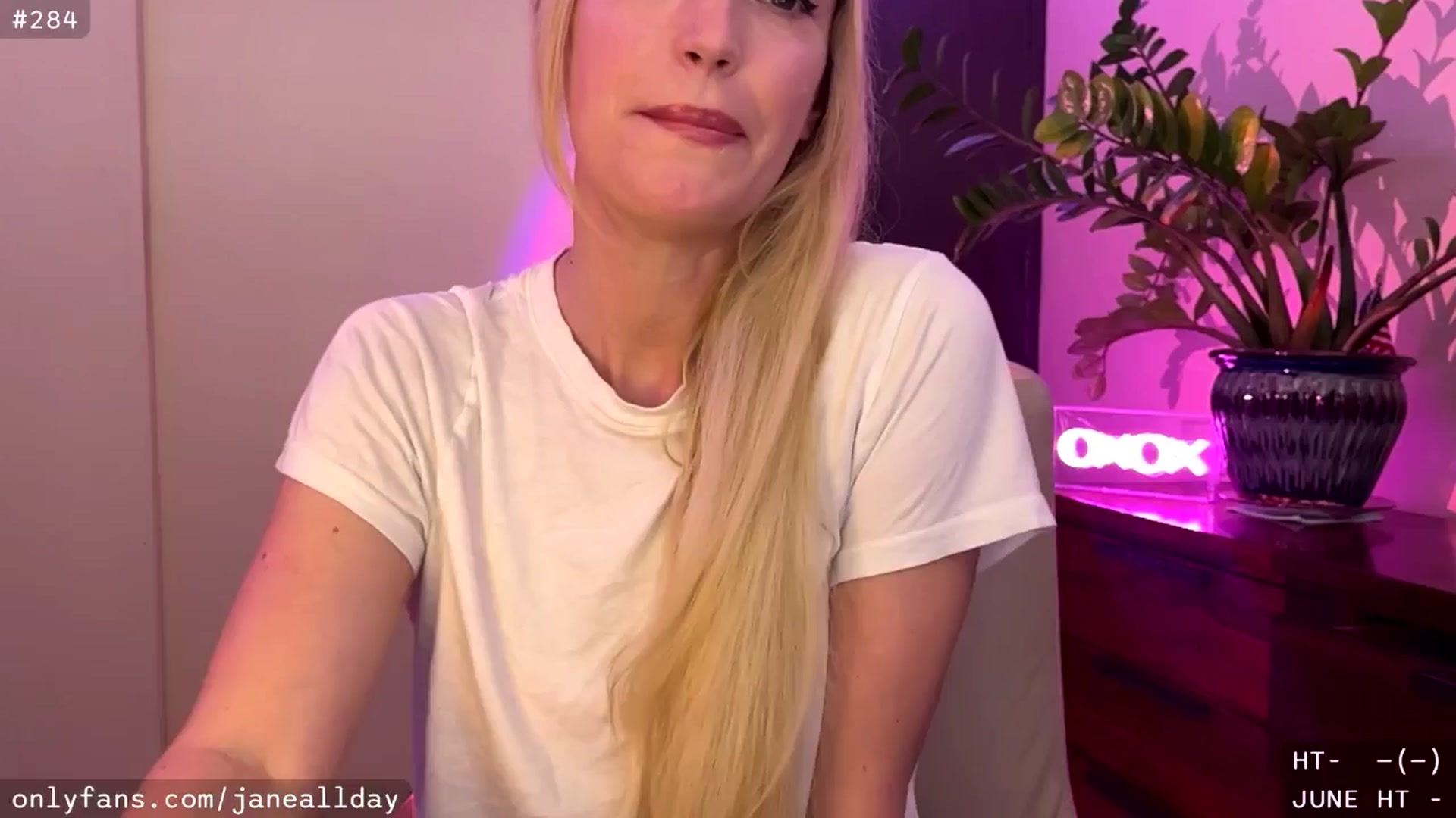 Gallery image thumbnail from JaneAllDay's myfreecams stream on, 06/05/2024, 03:46 image 3 of 20