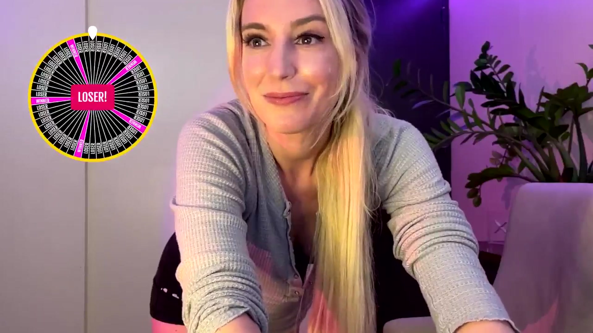 Gallery image thumbnail from JaneAllDay's myfreecams stream on, 06/16/2024, 02:51 image 9 of 20