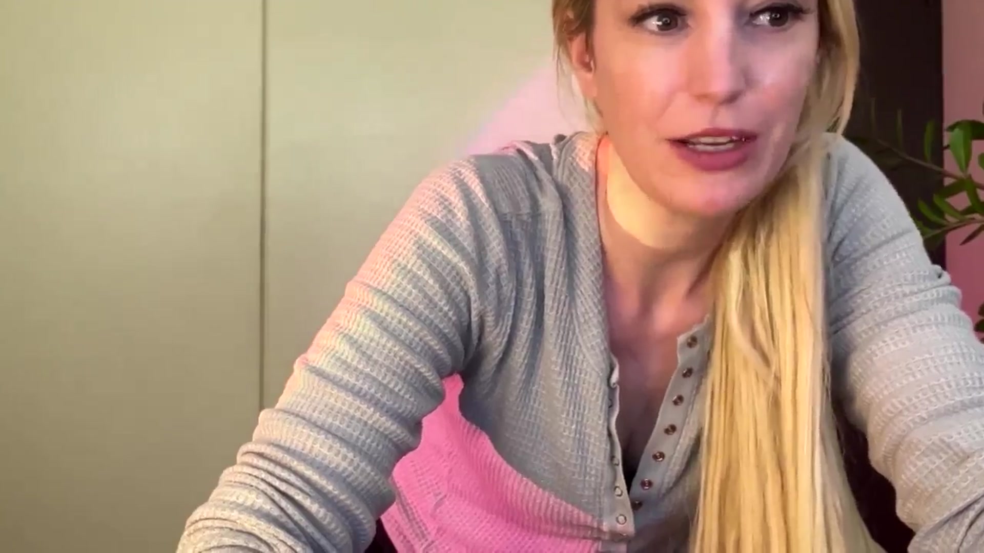 Gallery image thumbnail from JaneAllDay's myfreecams stream on, 06/16/2024, 05:44 image 4 of 20