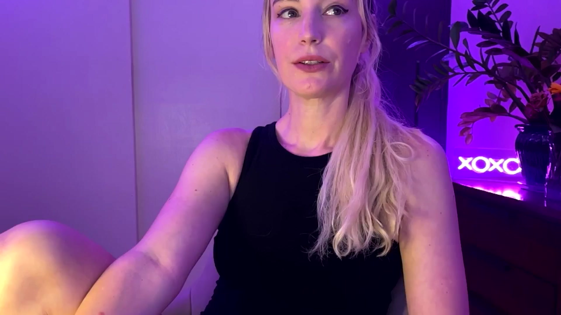 Gallery image thumbnail from JaneAllDay's myfreecams stream on, 06/18/2024, 04:34 image 4 of 20