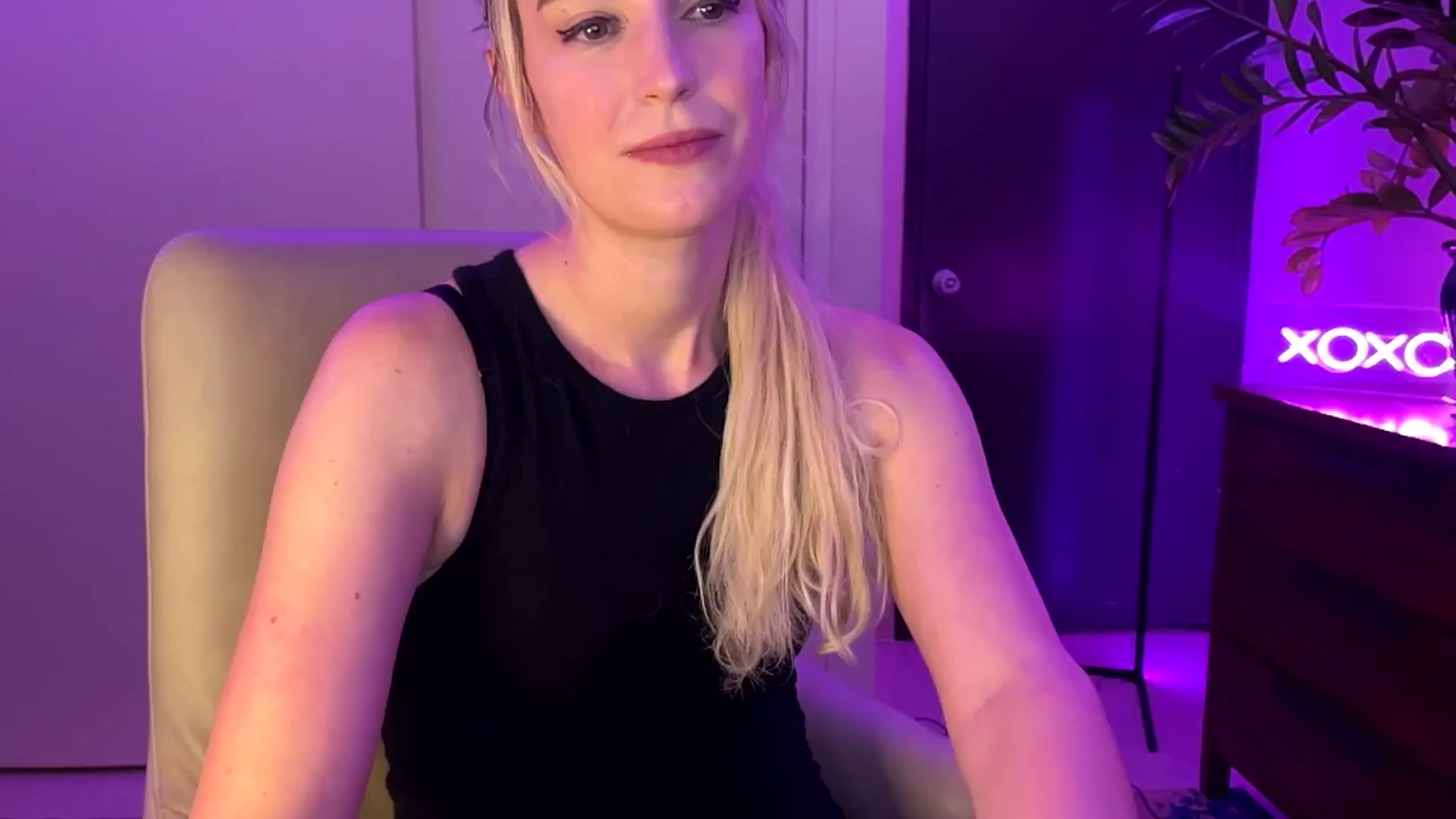 Gallery image thumbnail from JaneAllDay's myfreecams stream on, 06/18/2024, 04:34 image 18 of 20