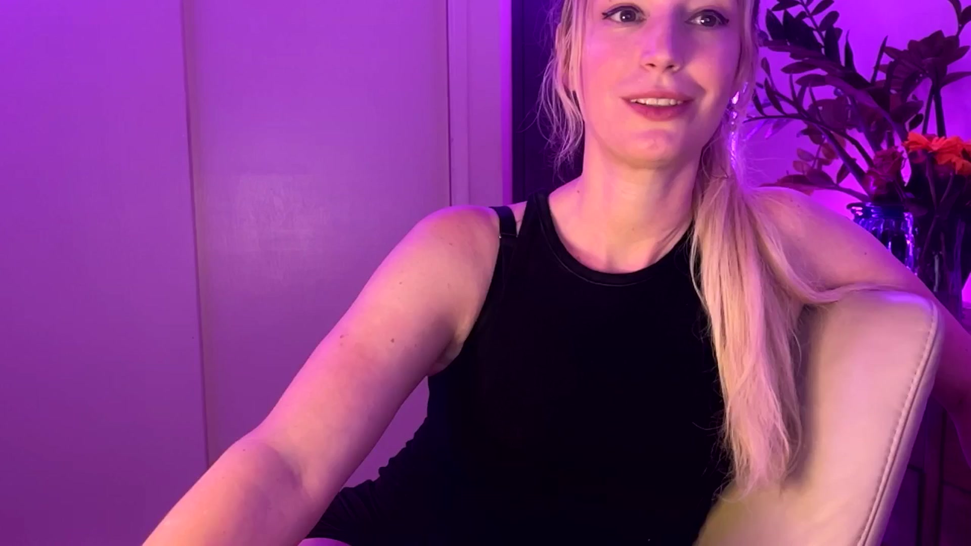 Gallery image thumbnail from JaneAllDay's myfreecams stream on, 06/18/2024, 06:35 image 1 of 20