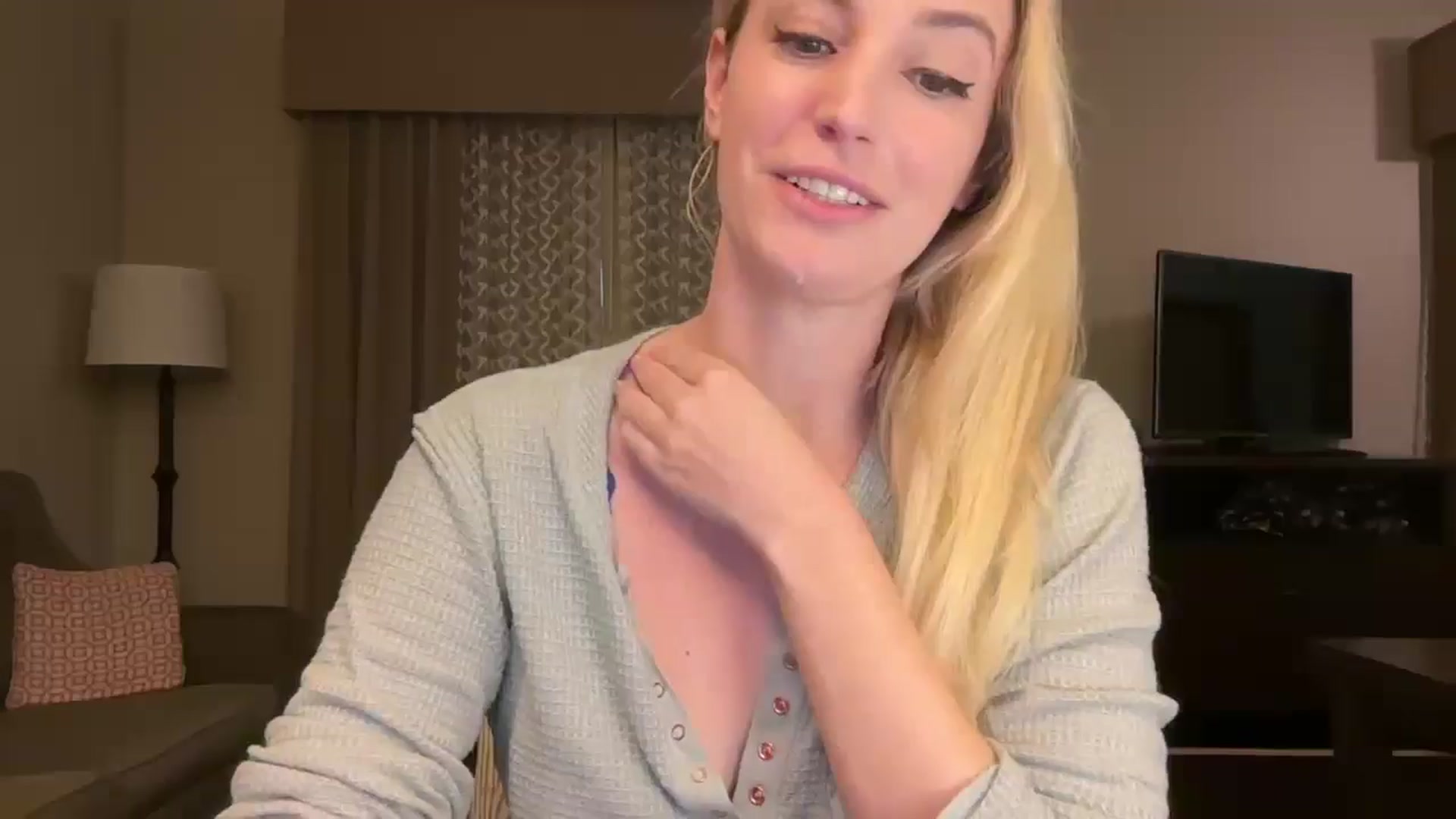 Gallery image thumbnail from JaneAllDay's myfreecams stream on, 07/17/2024, 05:14 image 1 of 20