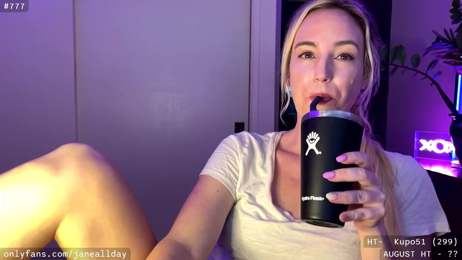 Gallery image thumbnail from JaneAllDay's myfreecams stream on, 08/18/2024, 06:31 image 6 of 20