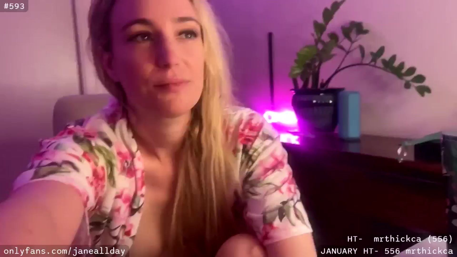 Gallery image thumbnail from JaneAllDay's myfreecams stream on, 01/19/2025, 08:26 image 12 of 20