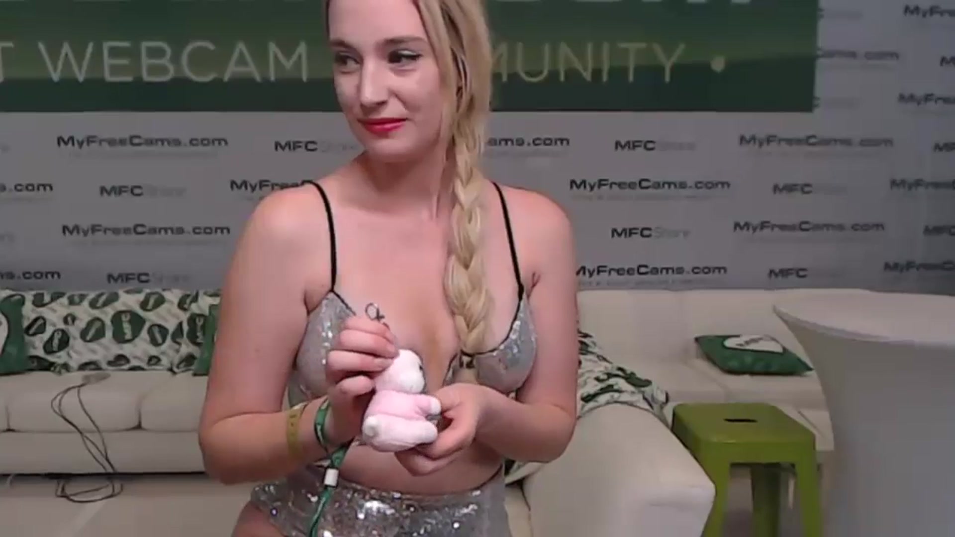 Gallery image thumbnail from JaneAllDay's myfreecams stream on, 01/22/2025, 22:18 image 19 of 20
