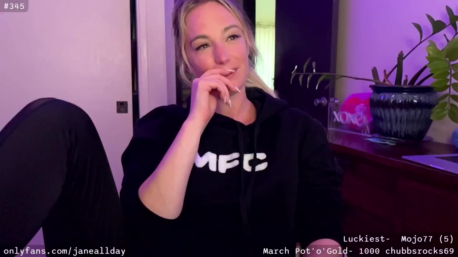 Gallery image thumbnail from JaneAllDay's myfreecams stream on, 03/11/2025, 05:56 image 4 of 20