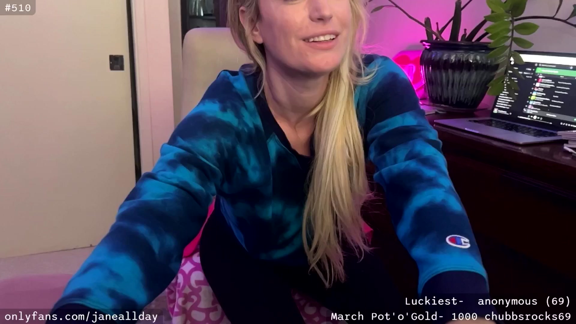 Gallery image thumbnail from JaneAllDay's myfreecams stream on, 03/23/2025, 04:38 image 12 of 20