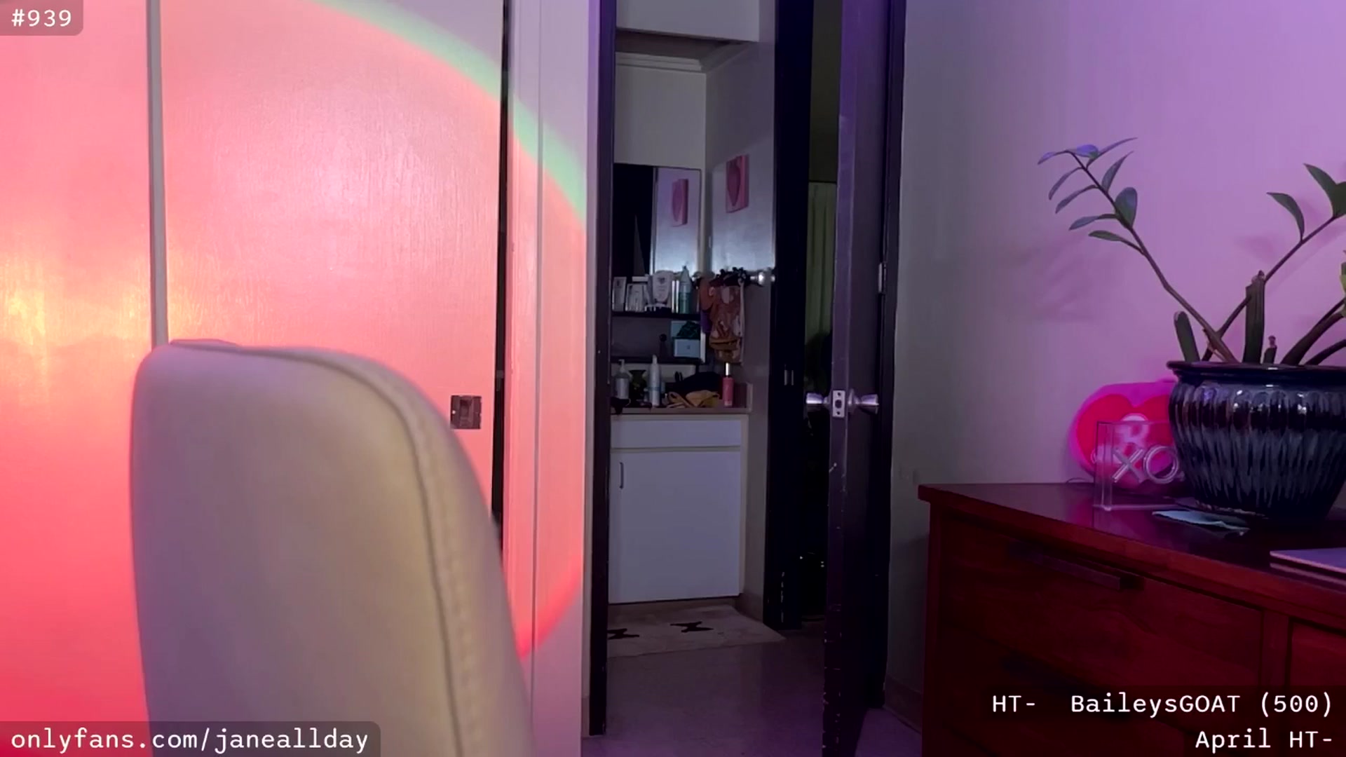 Gallery image thumbnail from JaneAllDay's myfreecams stream on, 04/03/2025, 05:57 image 10 of 20