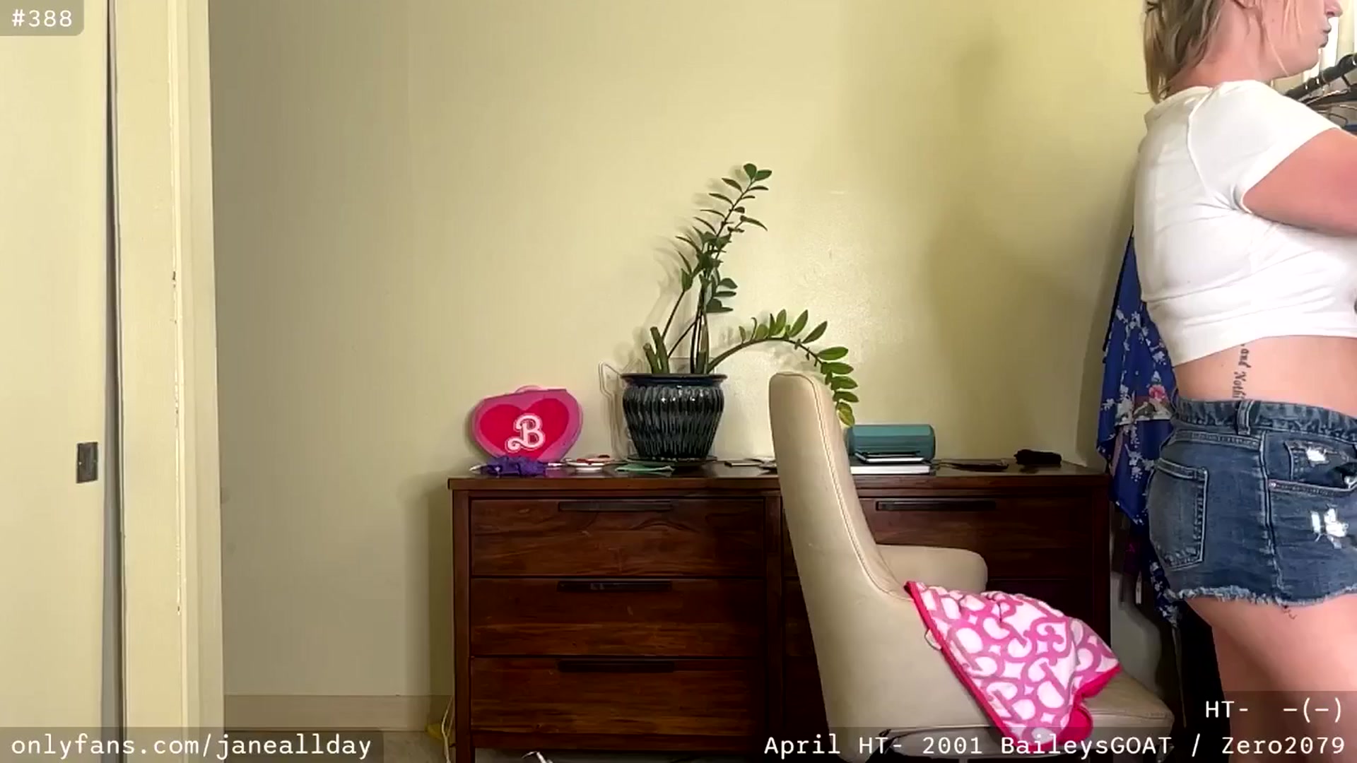 Gallery image thumbnail from JaneAllDay's myfreecams stream on, 05/01/2025, 02:58 image 1 of 20