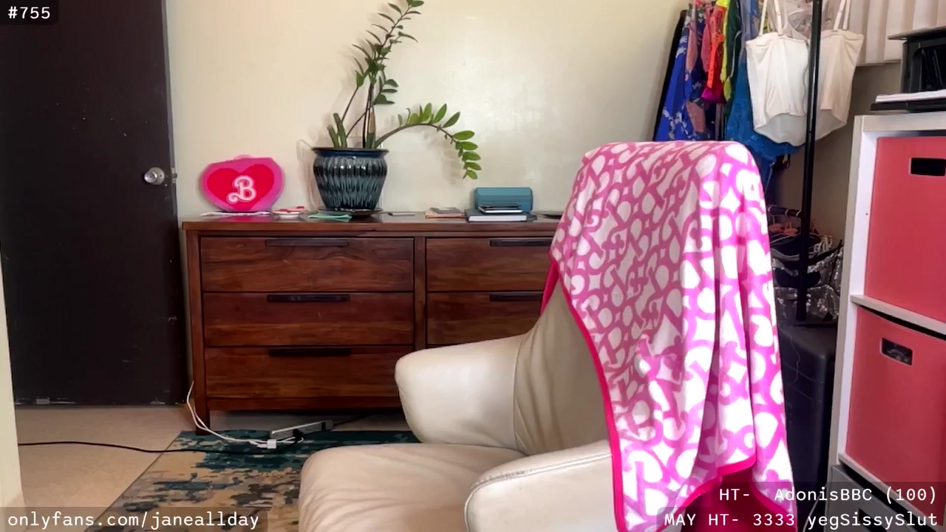 Gallery image thumbnail from JaneAllDay's myfreecams stream on, 05/05/2025, 05:24 image 9 of 20