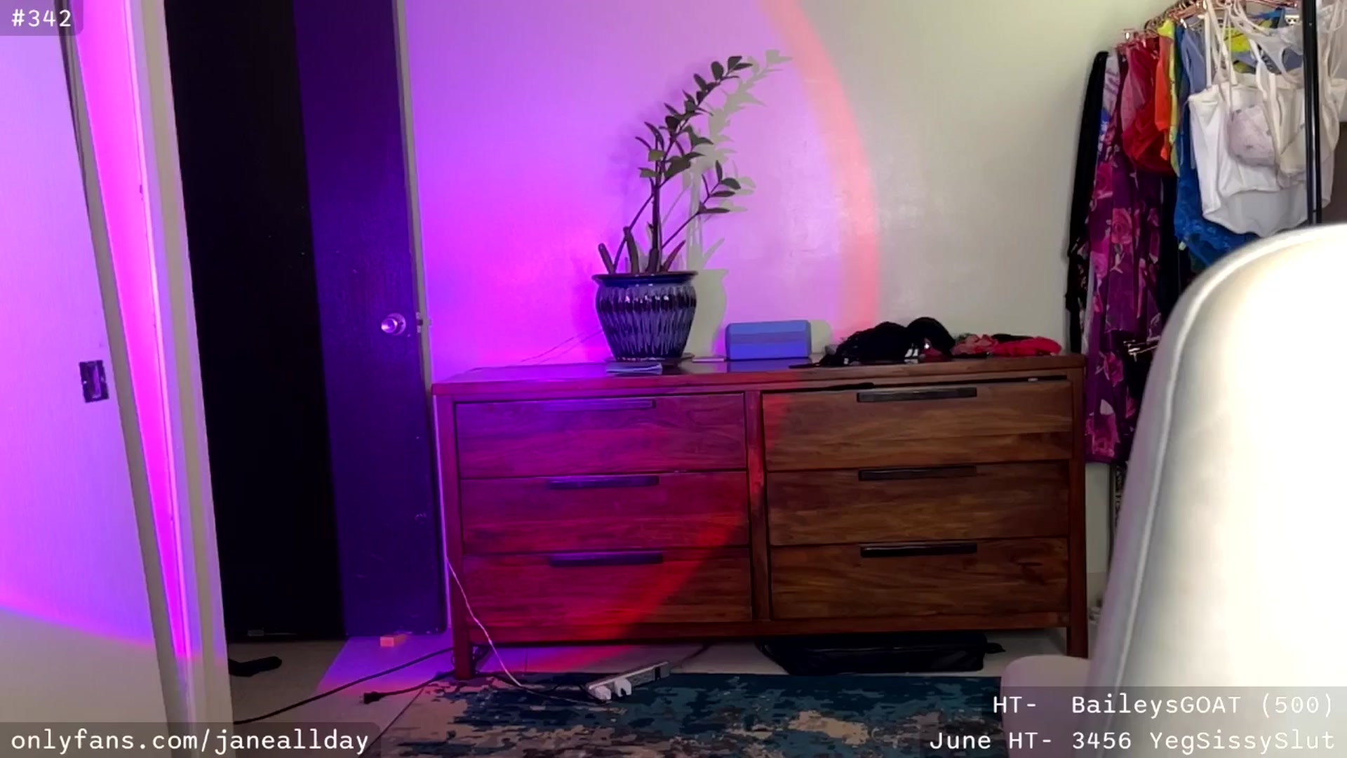 Gallery image thumbnail from JaneAllDay's myfreecams stream on, 06/24/2025, 04:56 image 15 of 20