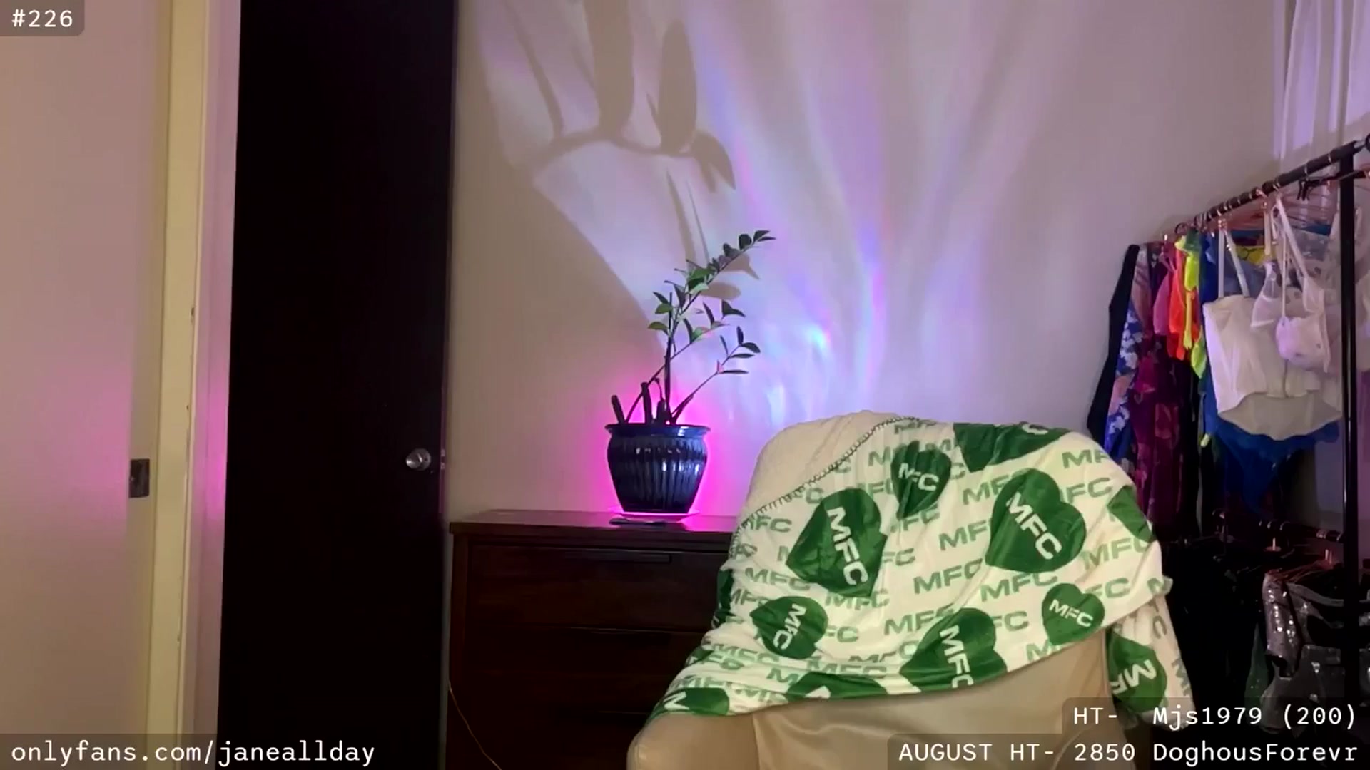 Gallery image thumbnail from JaneAllDay's myfreecams stream on, 08/09/2025, 05:48 image 17 of 20