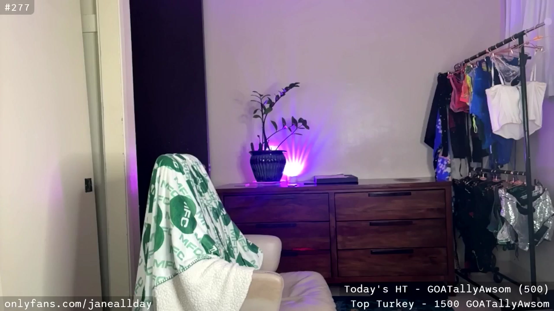 Gallery image thumbnail from JaneAllDay's myfreecams stream on, 12/01/2025, 06:08 image 4 of 20