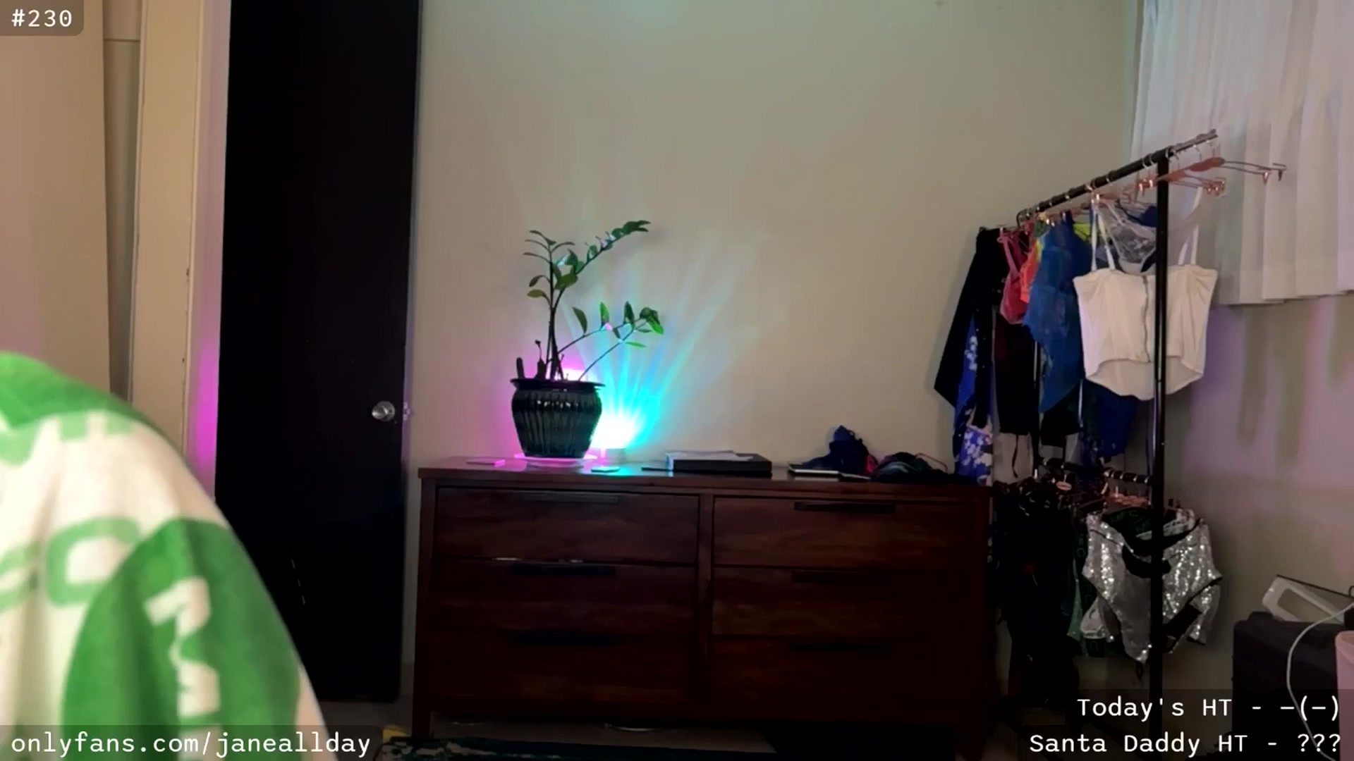Gallery image thumbnail from JaneAllDay's myfreecams stream on, 12/03/2025, 04:53 image 1 of 20