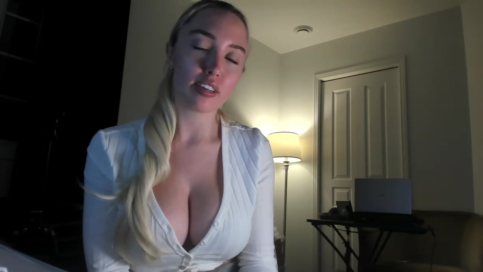 Gallery image thumbnail from JaneLucier's myfreecams stream on, 12/29/2022, 24:10 image 15 of 20