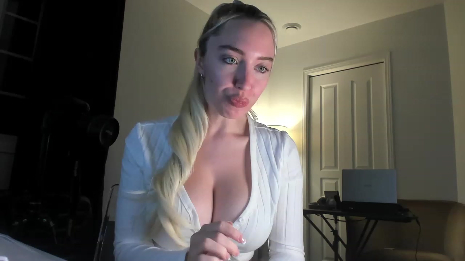 Gallery image thumbnail from JaneLucier's myfreecams stream on, 12/29/2022, 24:10 image 6 of 20
