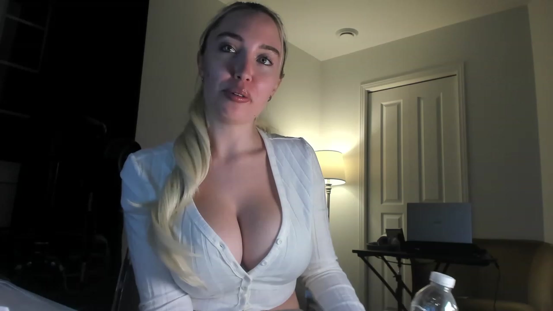 Gallery image thumbnail from JaneLucier's myfreecams stream on, 12/29/2022, 24:10 image 5 of 20
