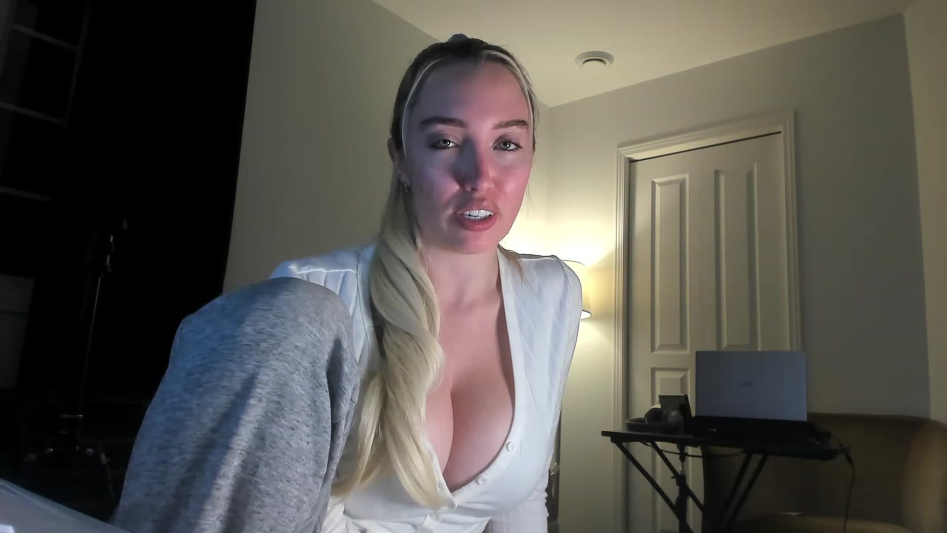 Gallery image thumbnail from JaneLucier's myfreecams stream on, 12/29/2022, 24:10 image 18 of 20