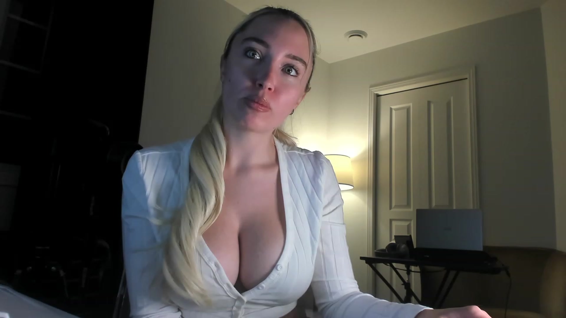 Gallery image thumbnail from JaneLucier's myfreecams stream on, 12/29/2022, 24:10 image 10 of 20