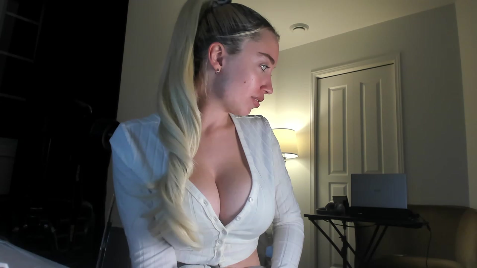 Gallery image thumbnail from JaneLucier's myfreecams stream on, 12/29/2022, 24:10 image 4 of 20