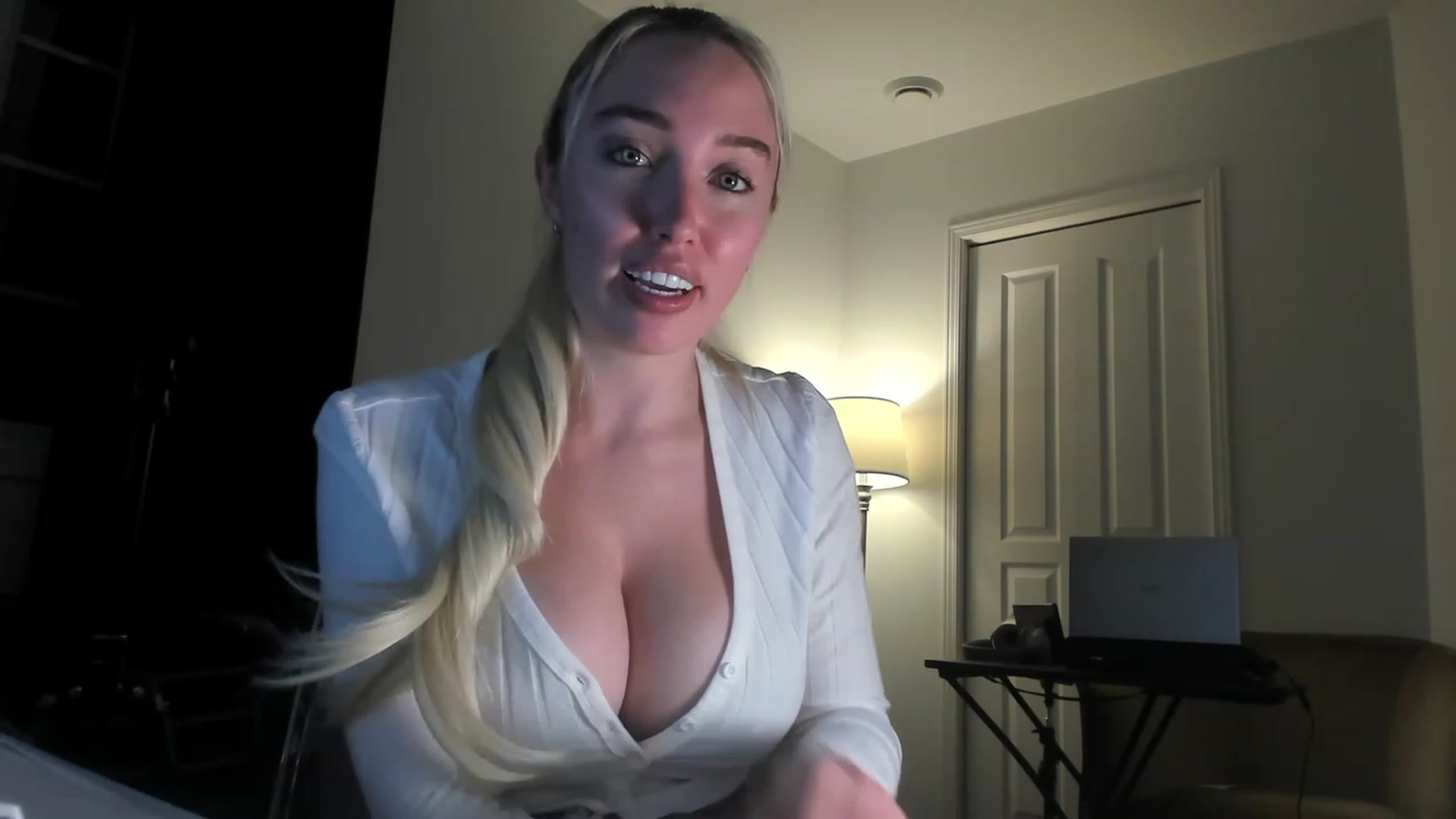 Gallery image thumbnail from JaneLucier's myfreecams stream on, 12/29/2022, 24:10 image 19 of 20