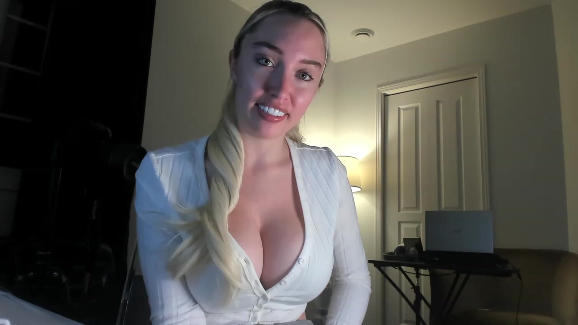 Gallery image thumbnail from JaneLucier's myfreecams stream on, 12/29/2022, 24:10 image 8 of 20