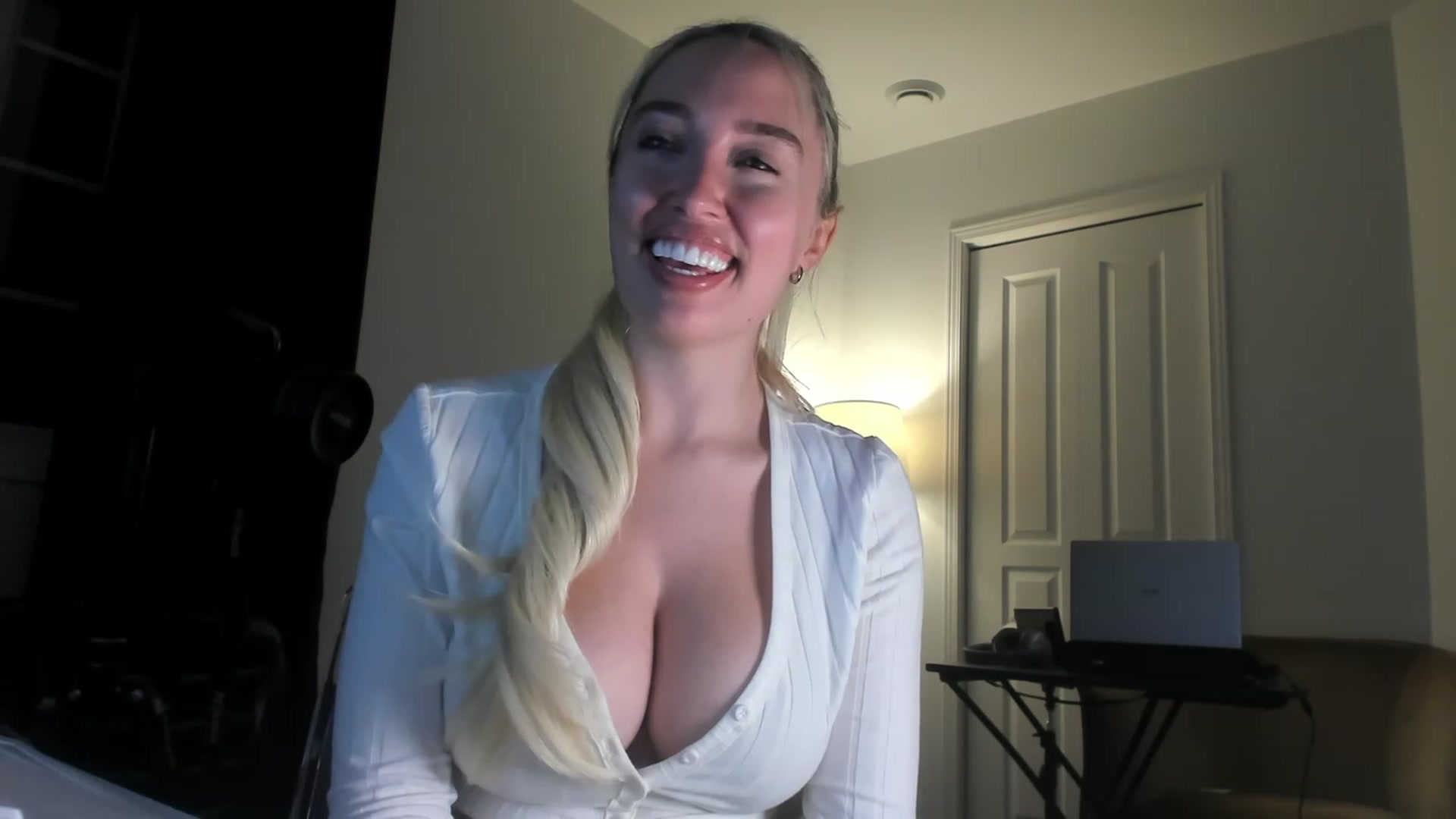 Gallery image thumbnail from JaneLucier's myfreecams stream on, 12/29/2022, 24:10 image 12 of 20