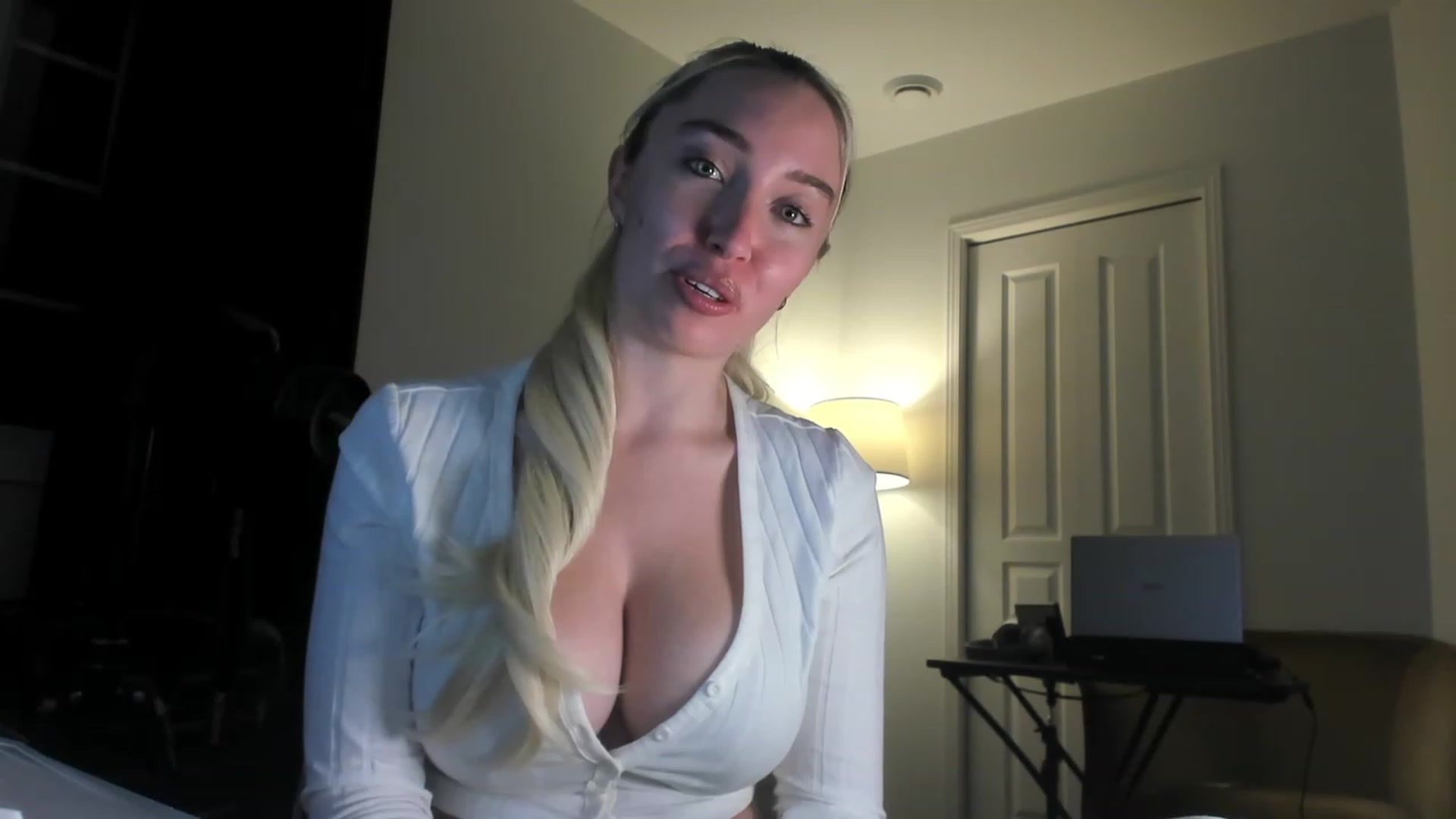 Gallery image thumbnail from JaneLucier's myfreecams stream on, 12/29/2022, 24:10 image 7 of 20
