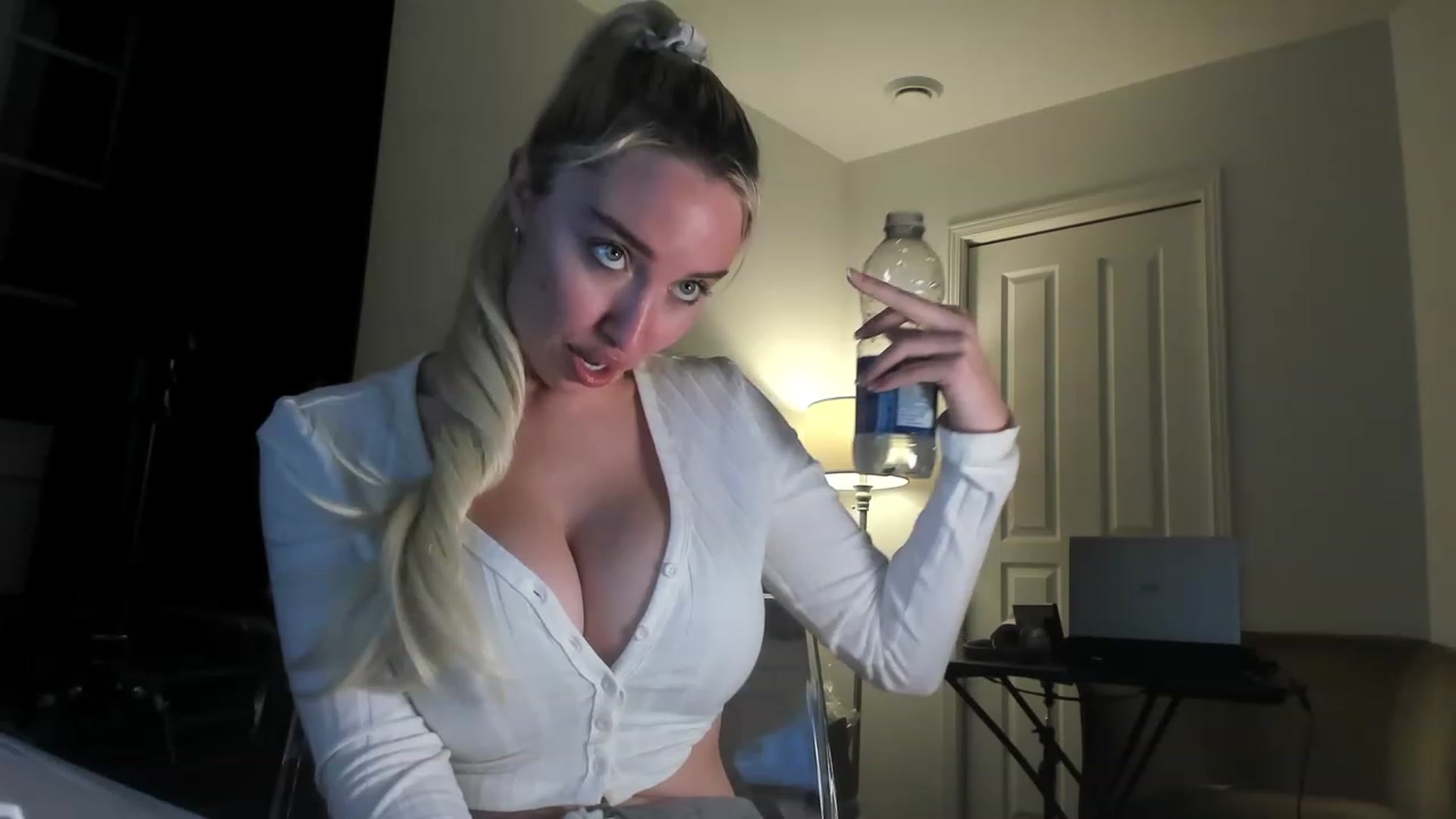 Gallery image thumbnail from JaneLucier's myfreecams stream on, 12/29/2022, 24:10 image 16 of 20