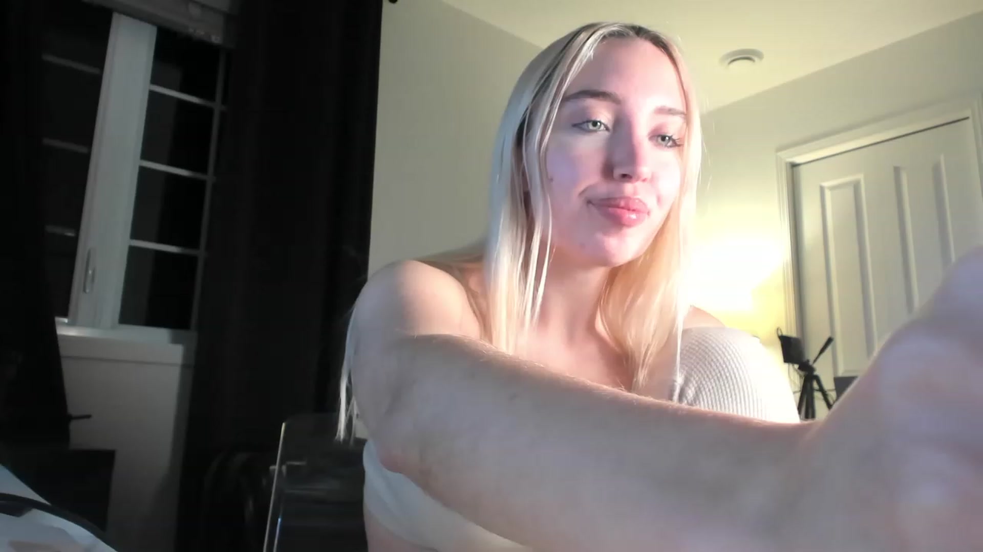 Gallery image thumbnail from JaneLucier's myfreecams stream on, 01/02/2023, 24:00 image 1 of 20