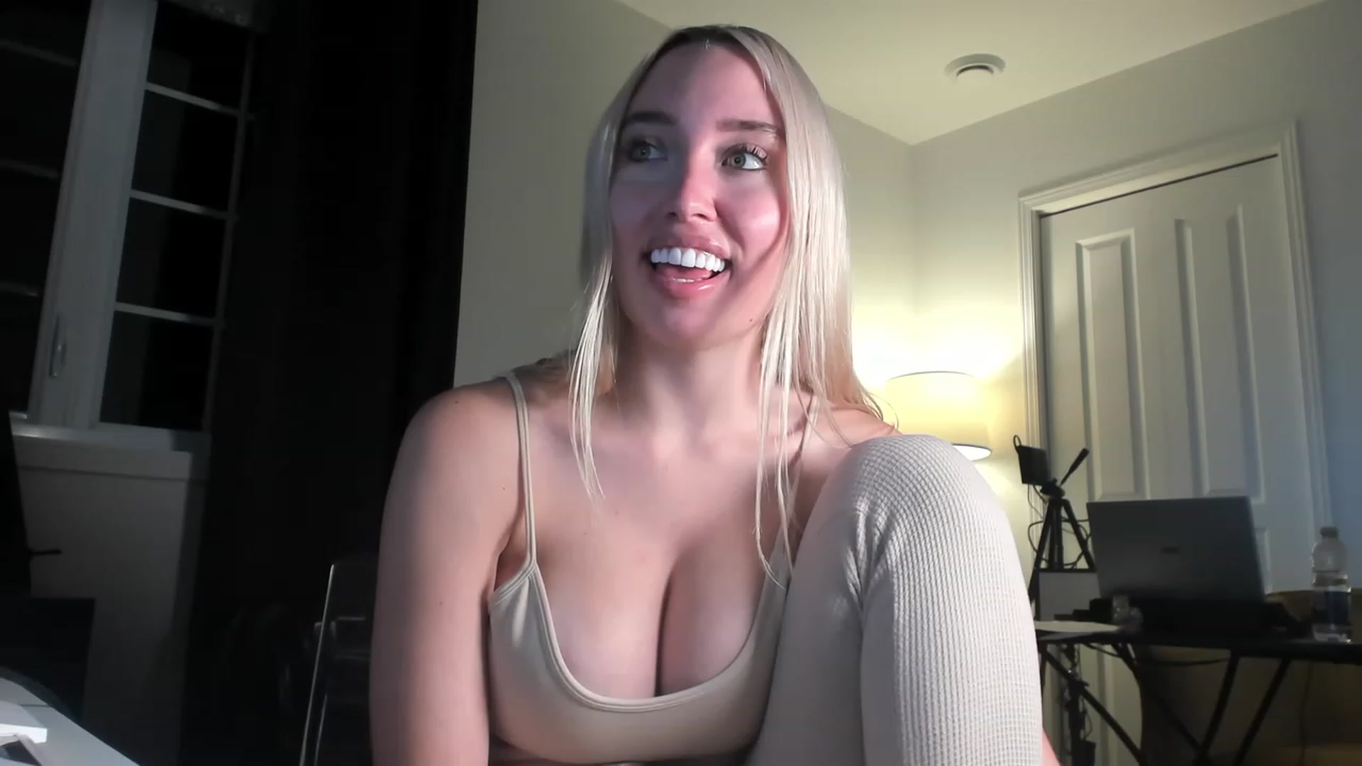 Gallery image thumbnail from JaneLucier's myfreecams stream on, 01/02/2023, 24:00 image 8 of 20