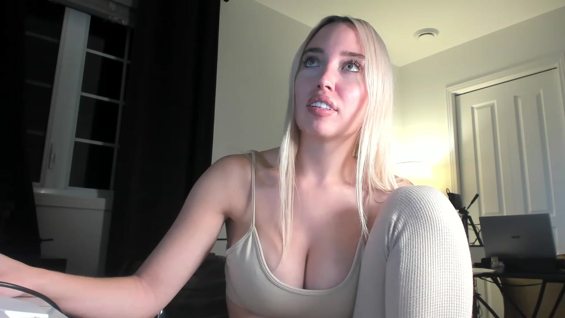 Gallery image thumbnail from JaneLucier's myfreecams stream on, 01/02/2023, 24:00 image 4 of 20