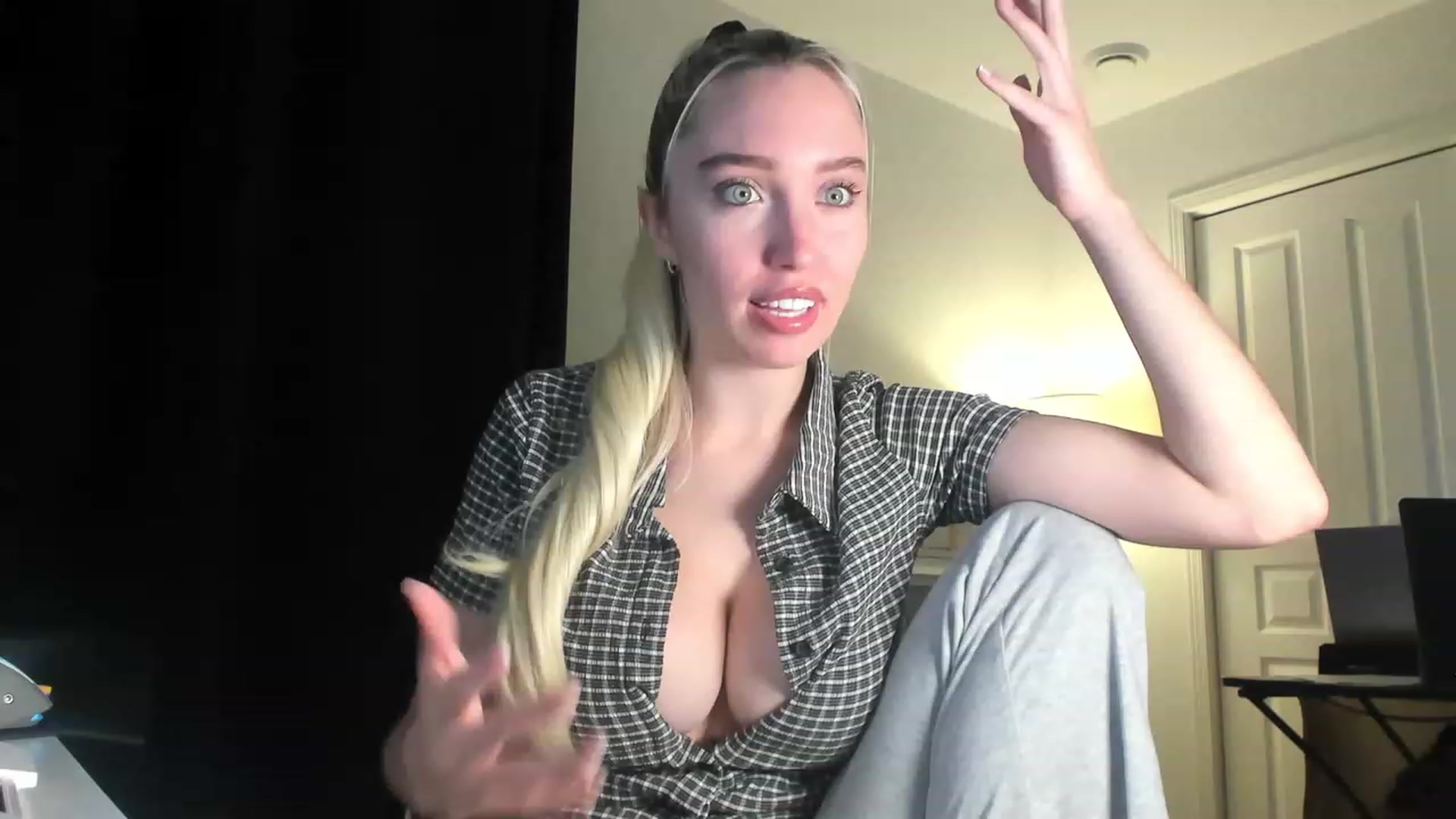 Gallery image thumbnail from JaneLucier's myfreecams stream on, 01/04/2023, 16:33 image 7 of 20