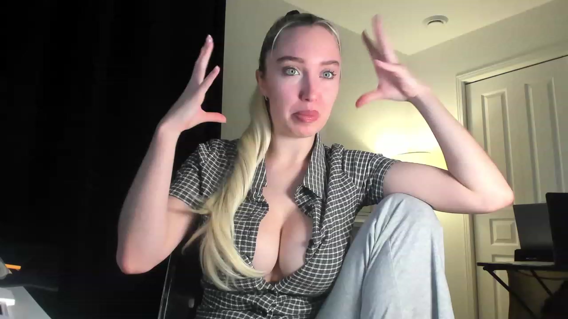 Gallery image thumbnail from JaneLucier's myfreecams stream on, 01/04/2023, 16:33 image 9 of 20