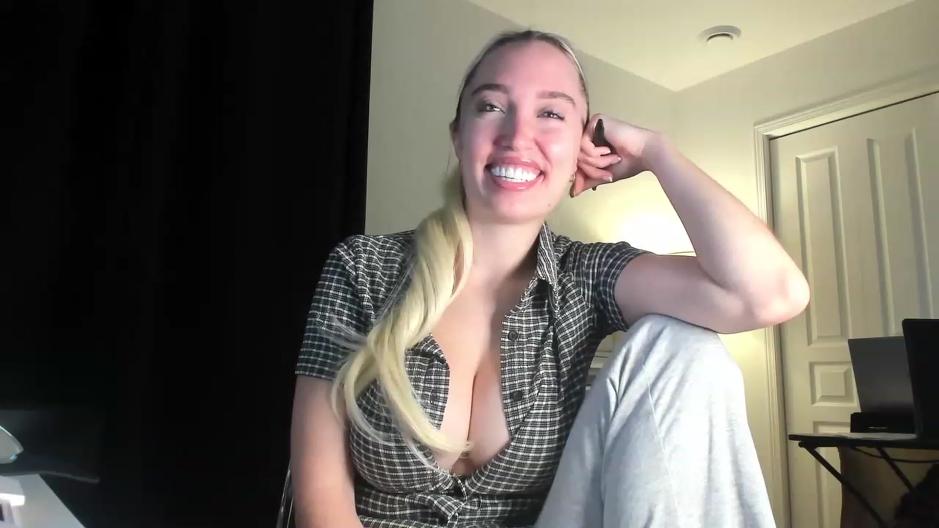 Gallery image thumbnail from JaneLucier's myfreecams stream on, 01/04/2023, 16:33 image 16 of 20