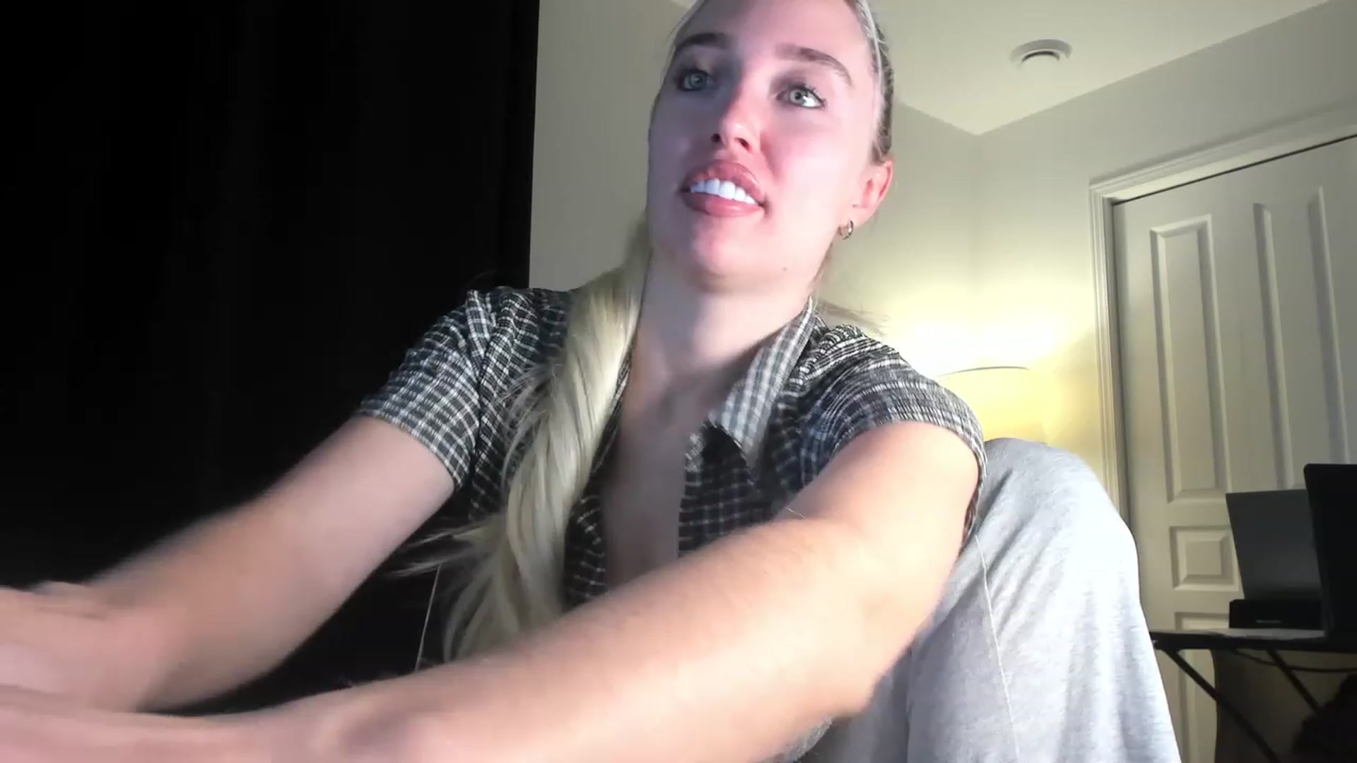 Gallery image thumbnail from JaneLucier's myfreecams stream on, 01/04/2023, 16:33 image 18 of 20
