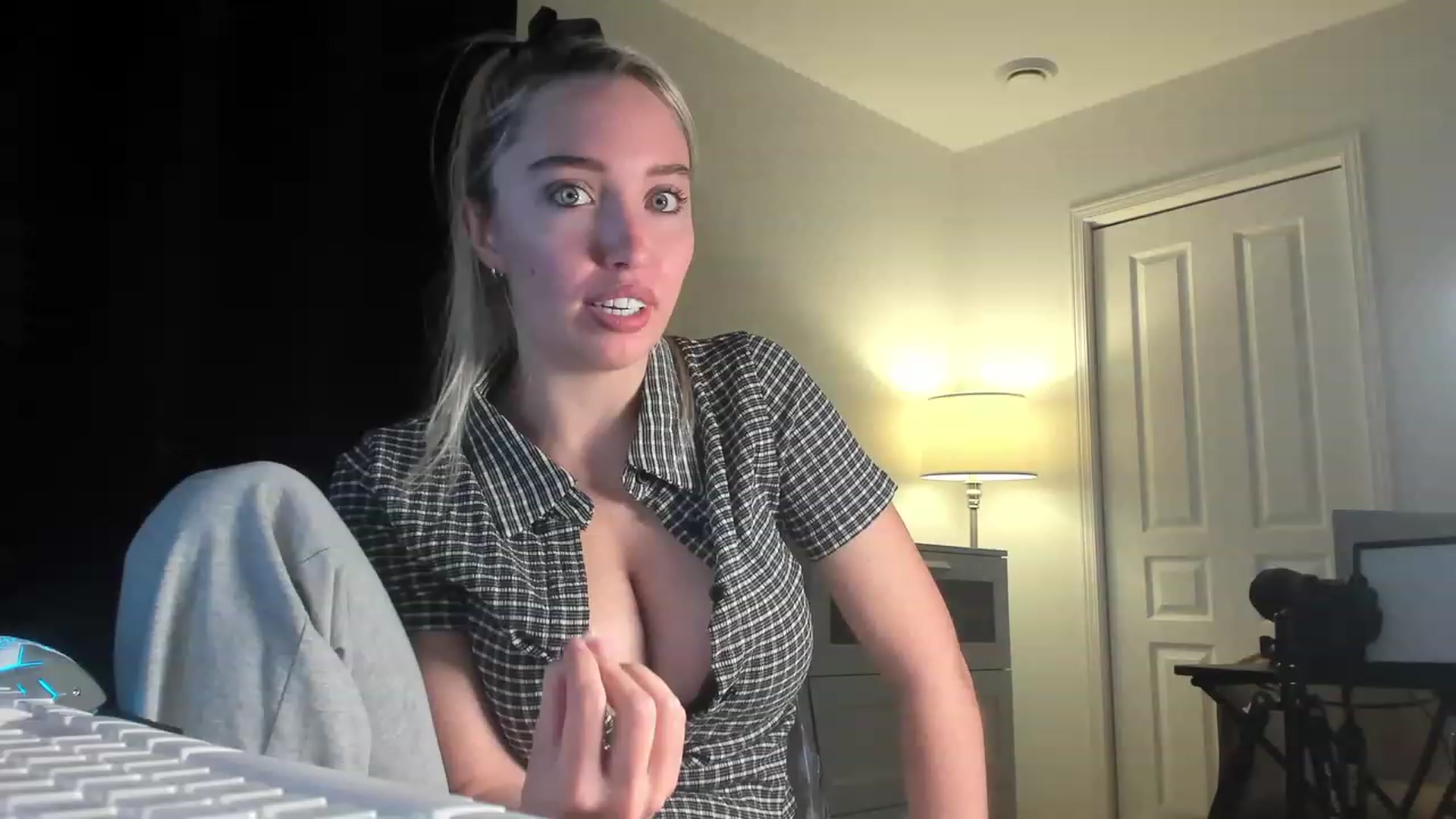 Gallery image thumbnail from JaneLucier's myfreecams stream on, 01/05/2023, 24:16 image 1 of 20