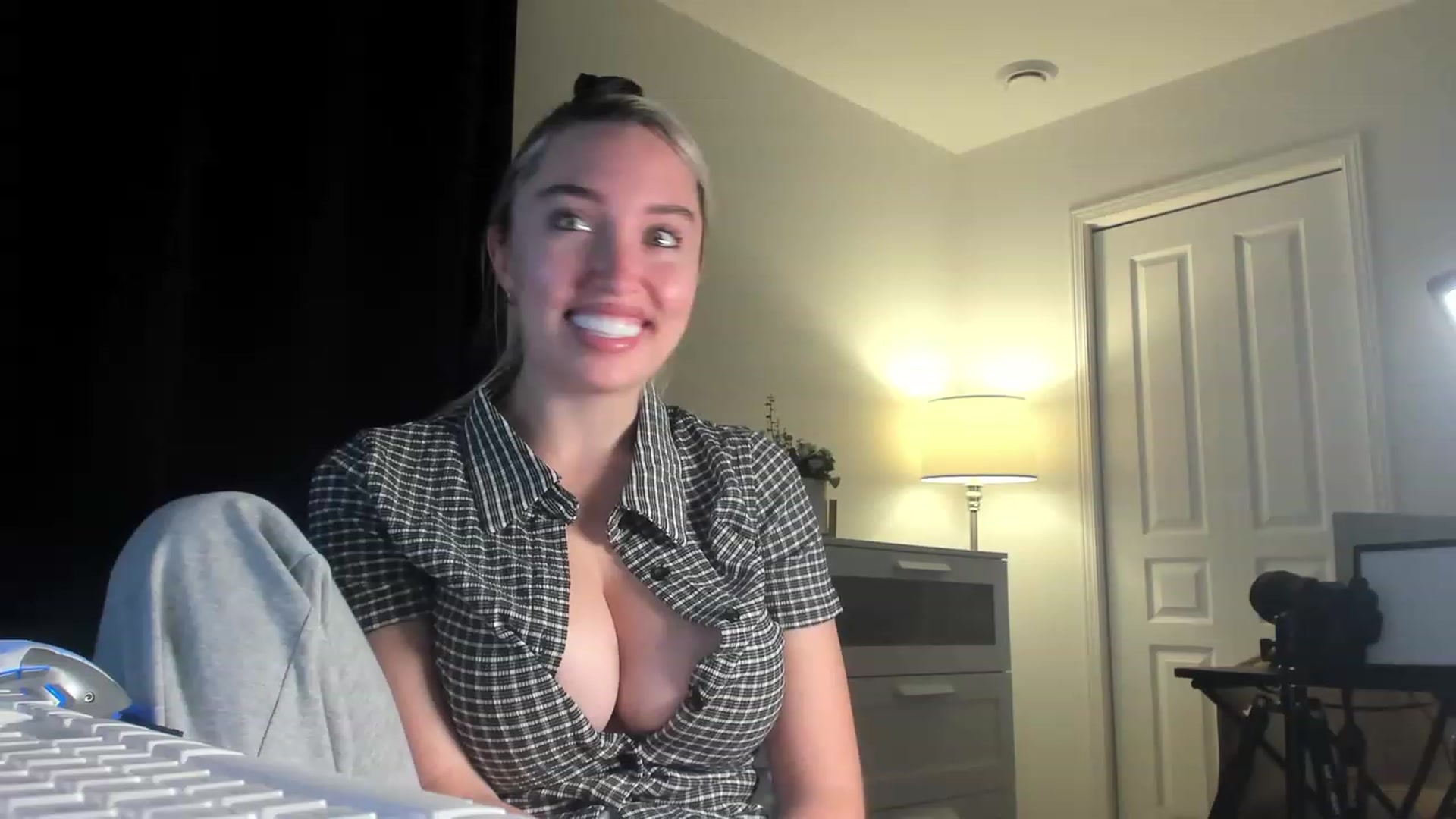 Gallery image thumbnail from JaneLucier's myfreecams stream on, 01/05/2023, 24:16 image 11 of 20