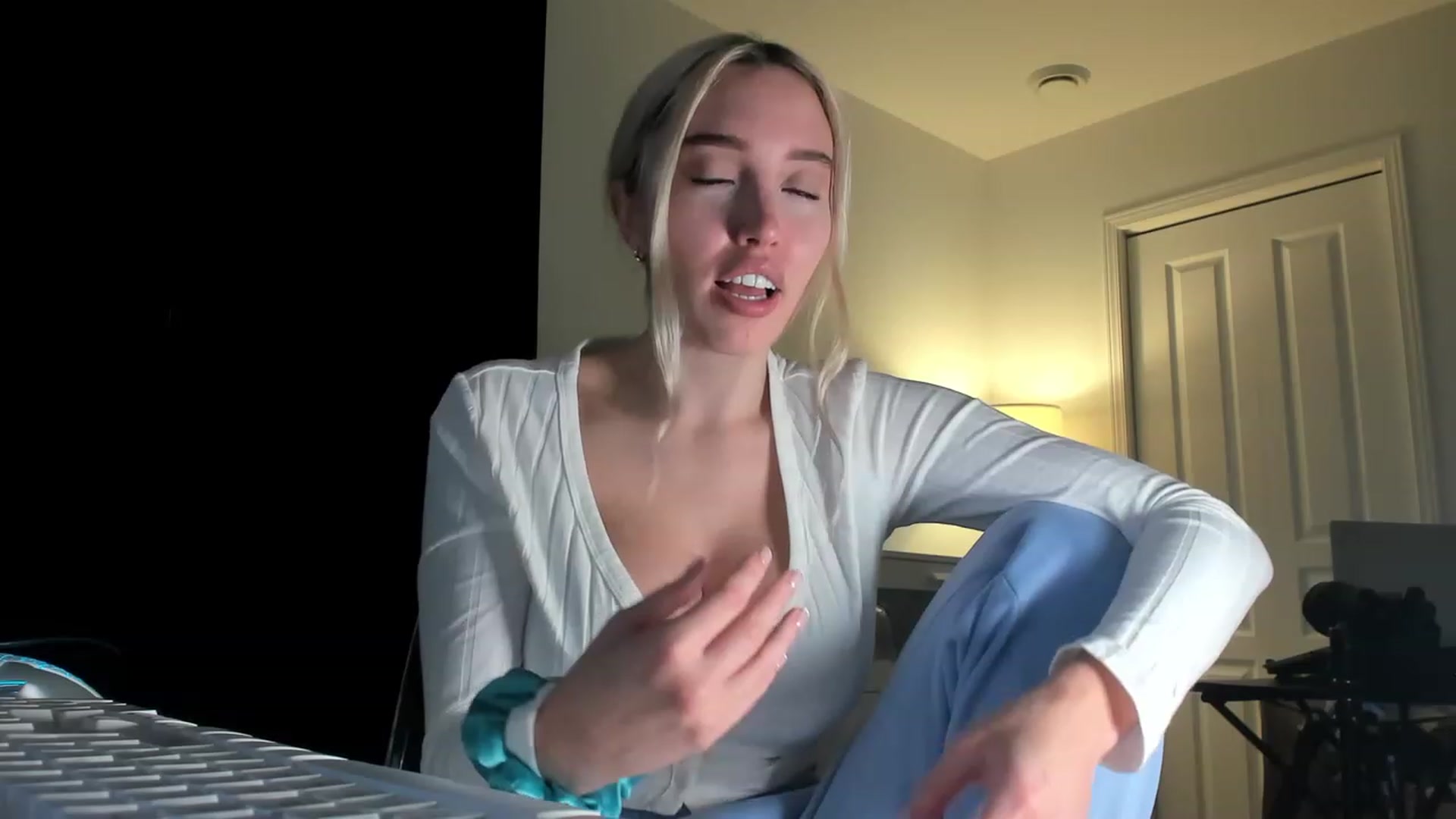 Gallery image thumbnail from JaneLucier's myfreecams stream on, 01/06/2023, 17:29 image 5 of 20